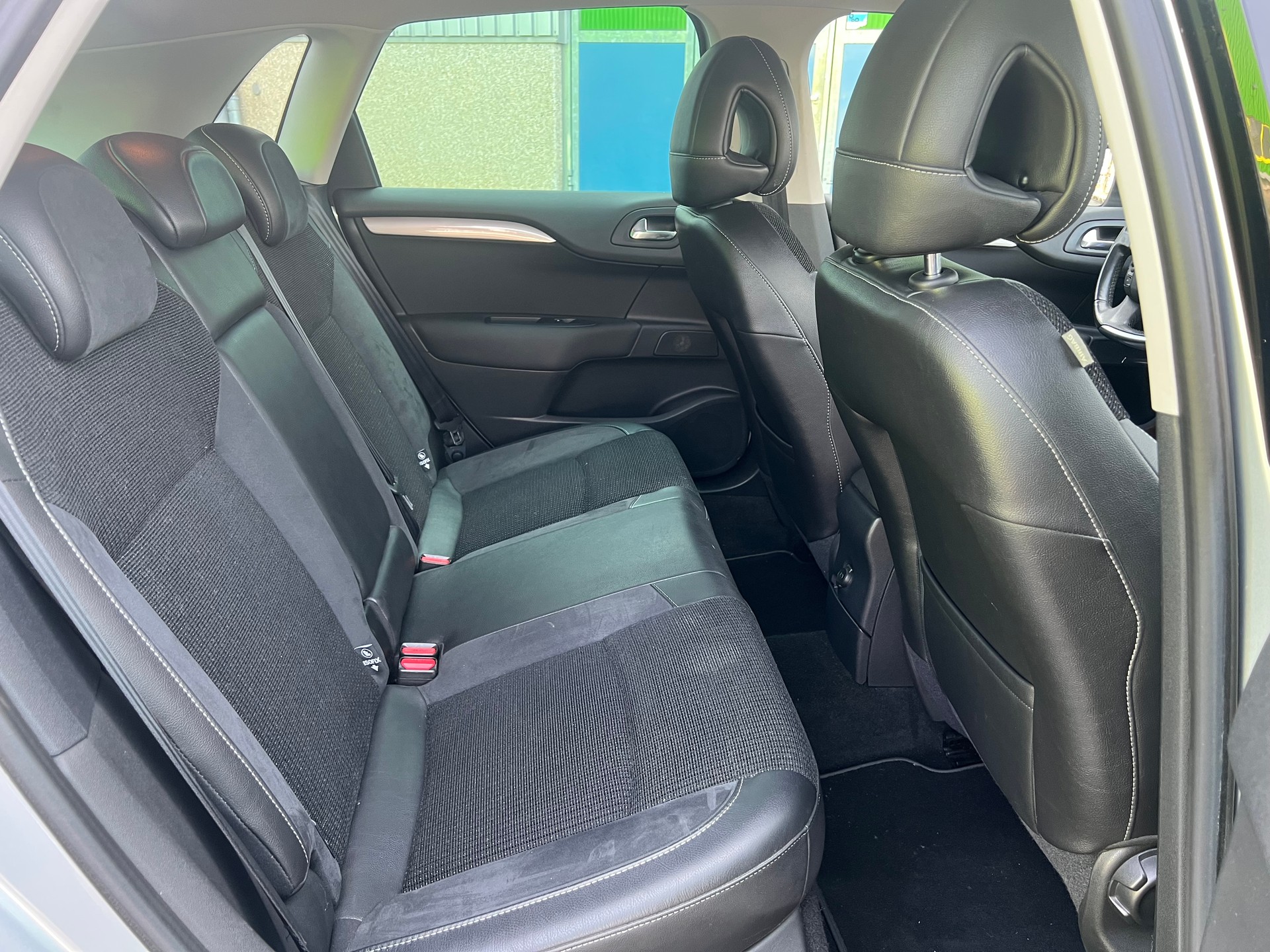 CITROEN C4 Berline 1.6 e-HDi Swiss Style EGS6-image-9