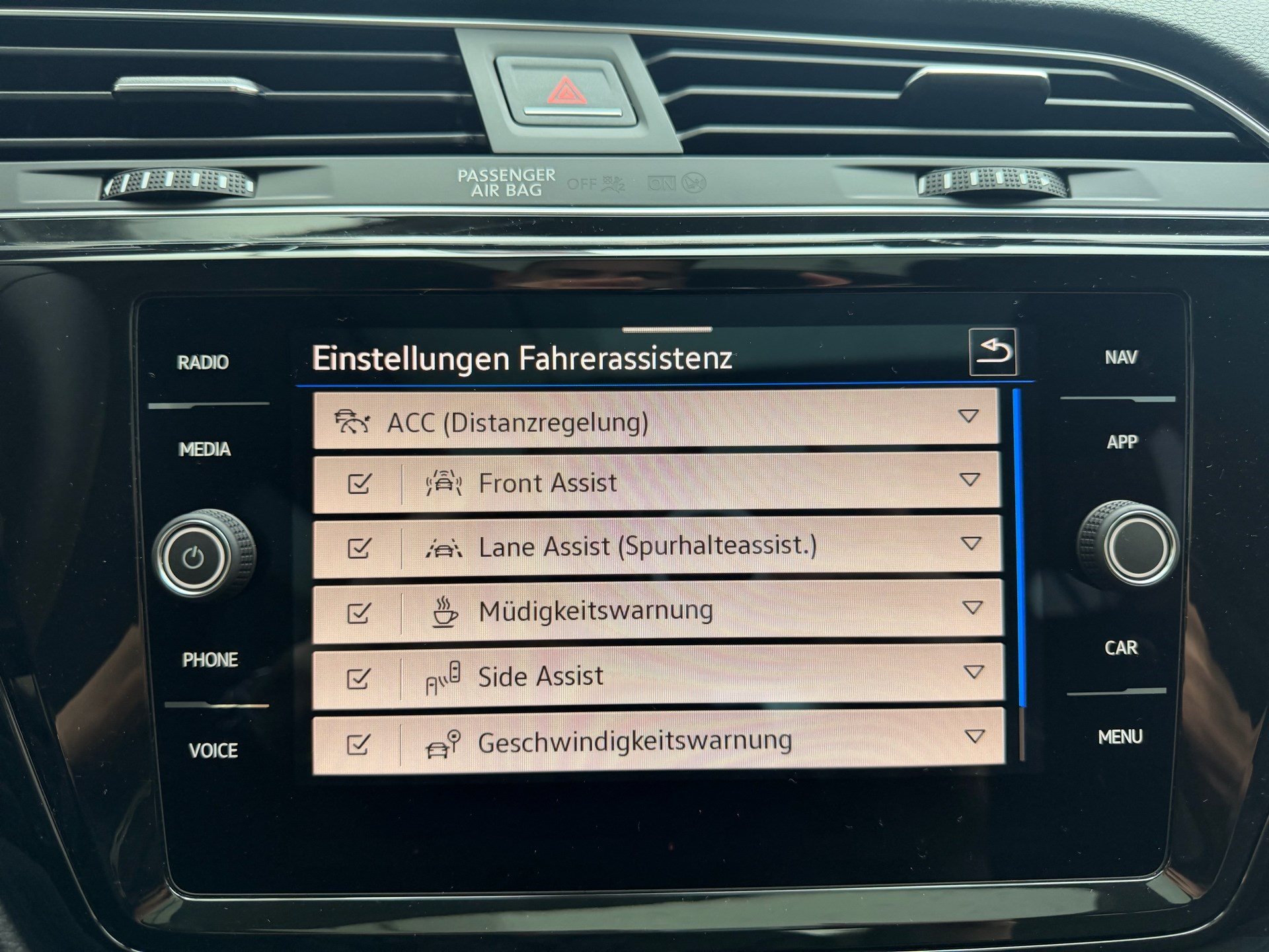 VW Touran 2.0 TDI Highline R-line *** BLACK STYLE MIT TOPAUSSTATTUNG ***-image-16