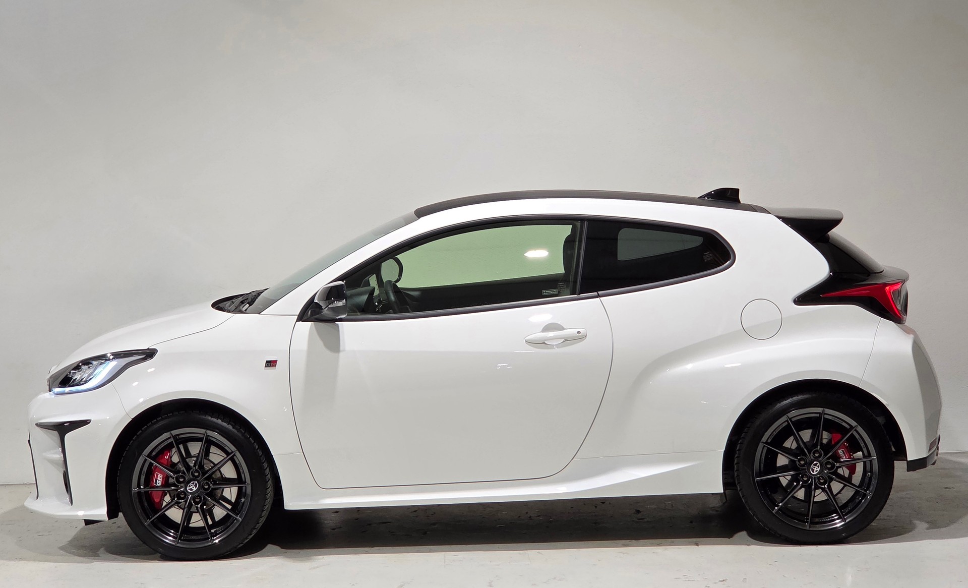 TOYOTA Yaris 1.6 GR Sport Circuit Paket-showroom-element-1
