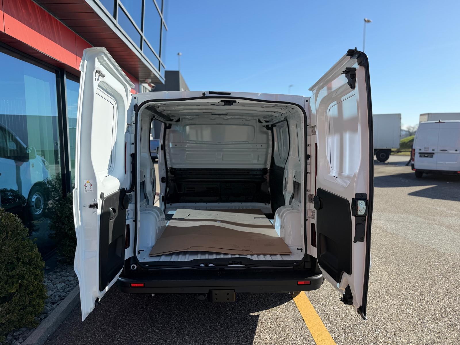 RENAULT Trafic Red Edition 150 PS L1H1 Hecktüren-image-6