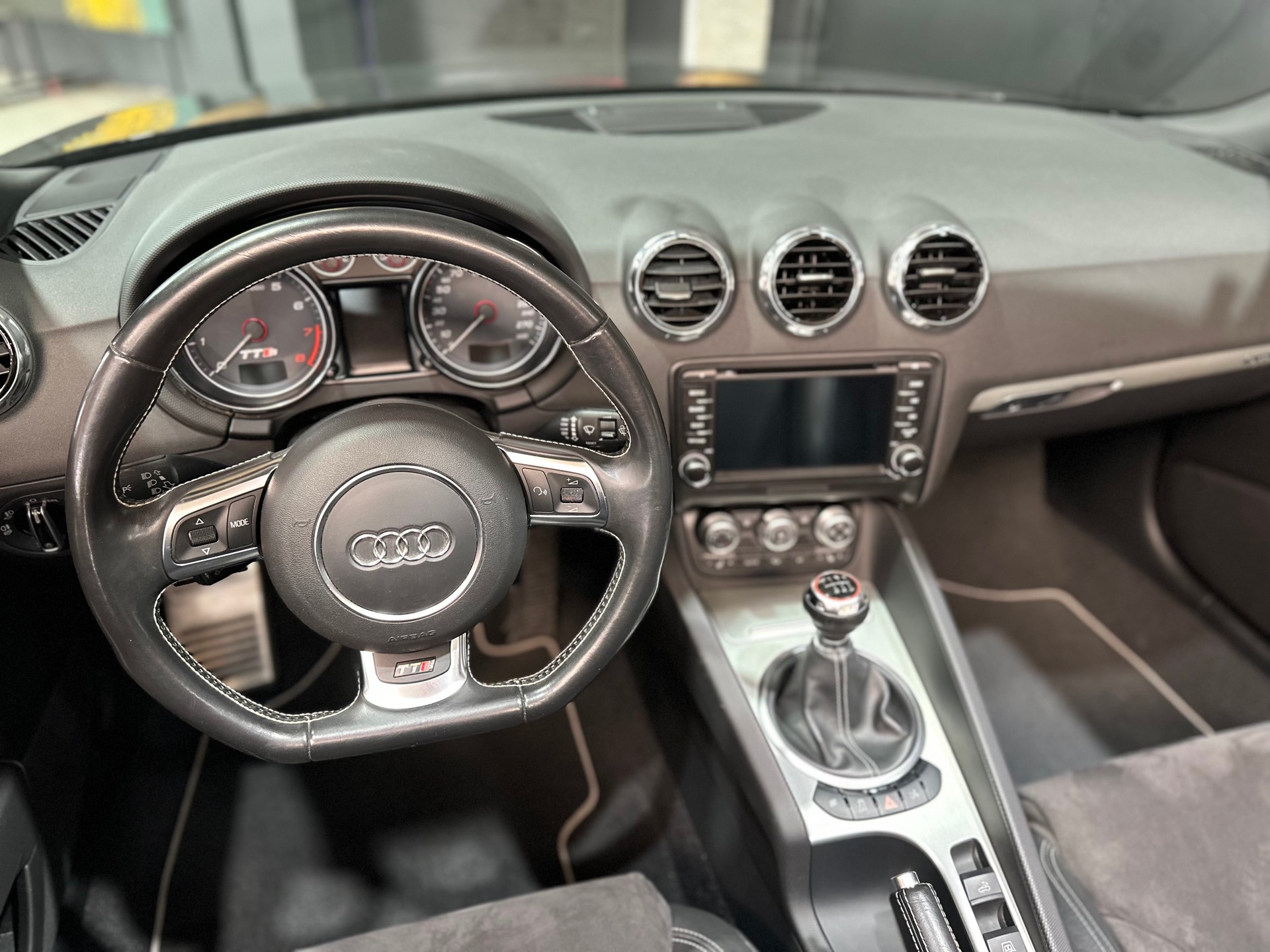 AUDI TTS Roadster 2.0 TFSI quattro-image-13