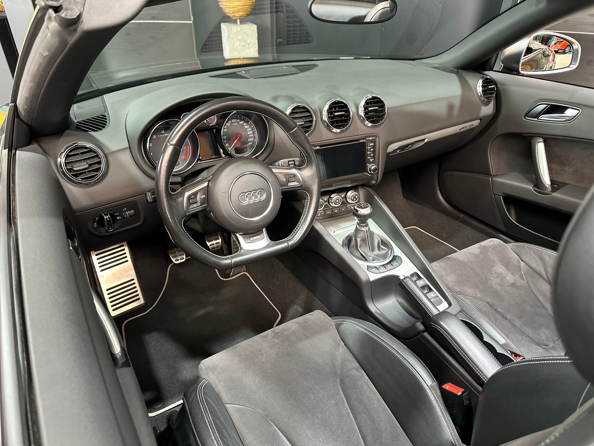 AUDI TTS Roadster 2.0 TFSI quattro-image-12
