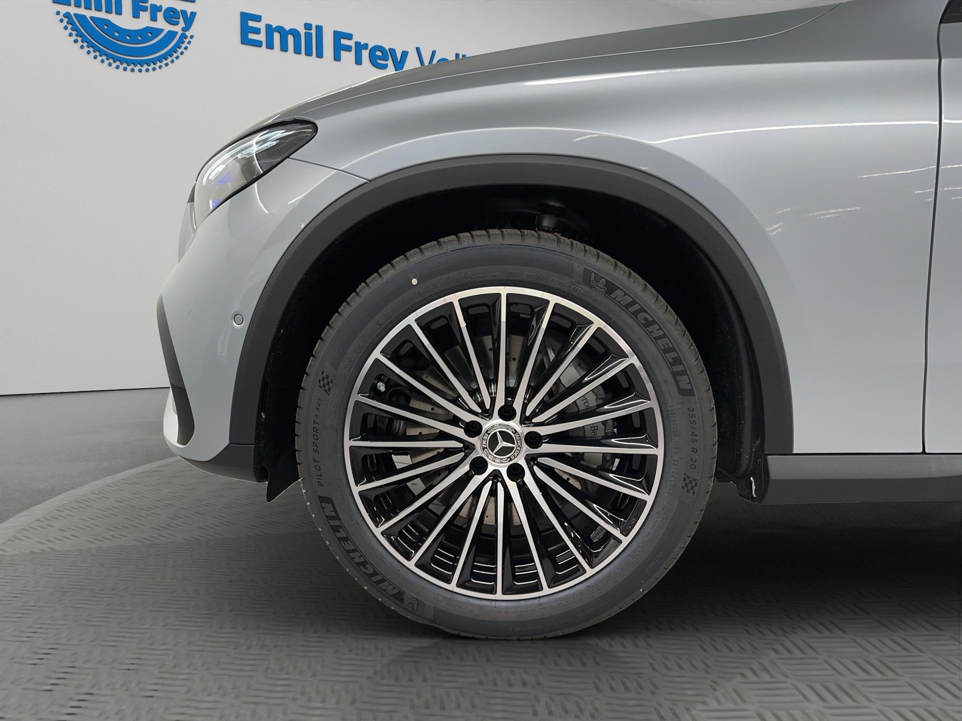 MERCEDES-BENZ GLC 300 AMG Line 4matic-image-3