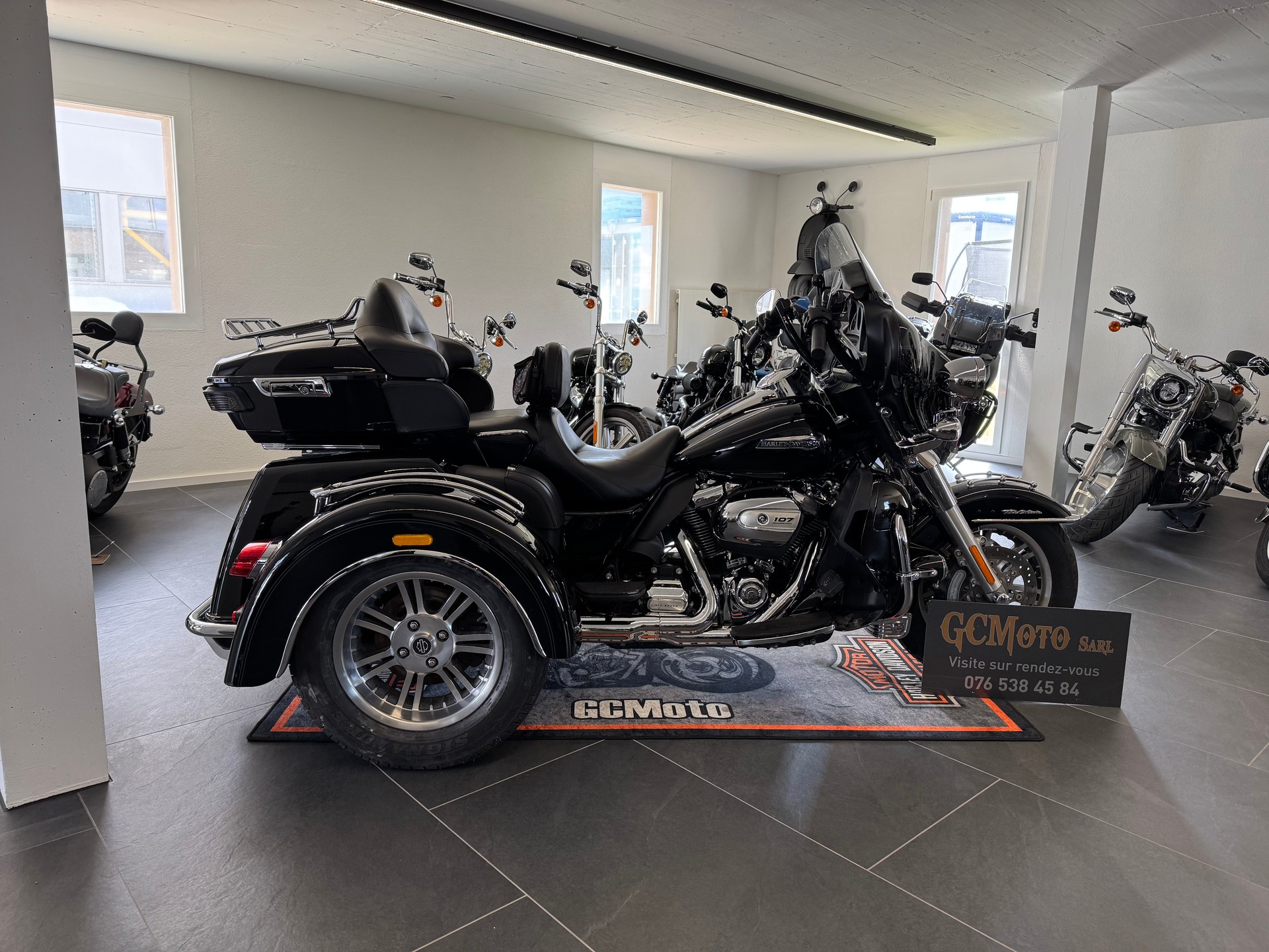 HARLEY-DAVIDSON FLHTCUTG Tri Glide Ultra-showroom-element-2