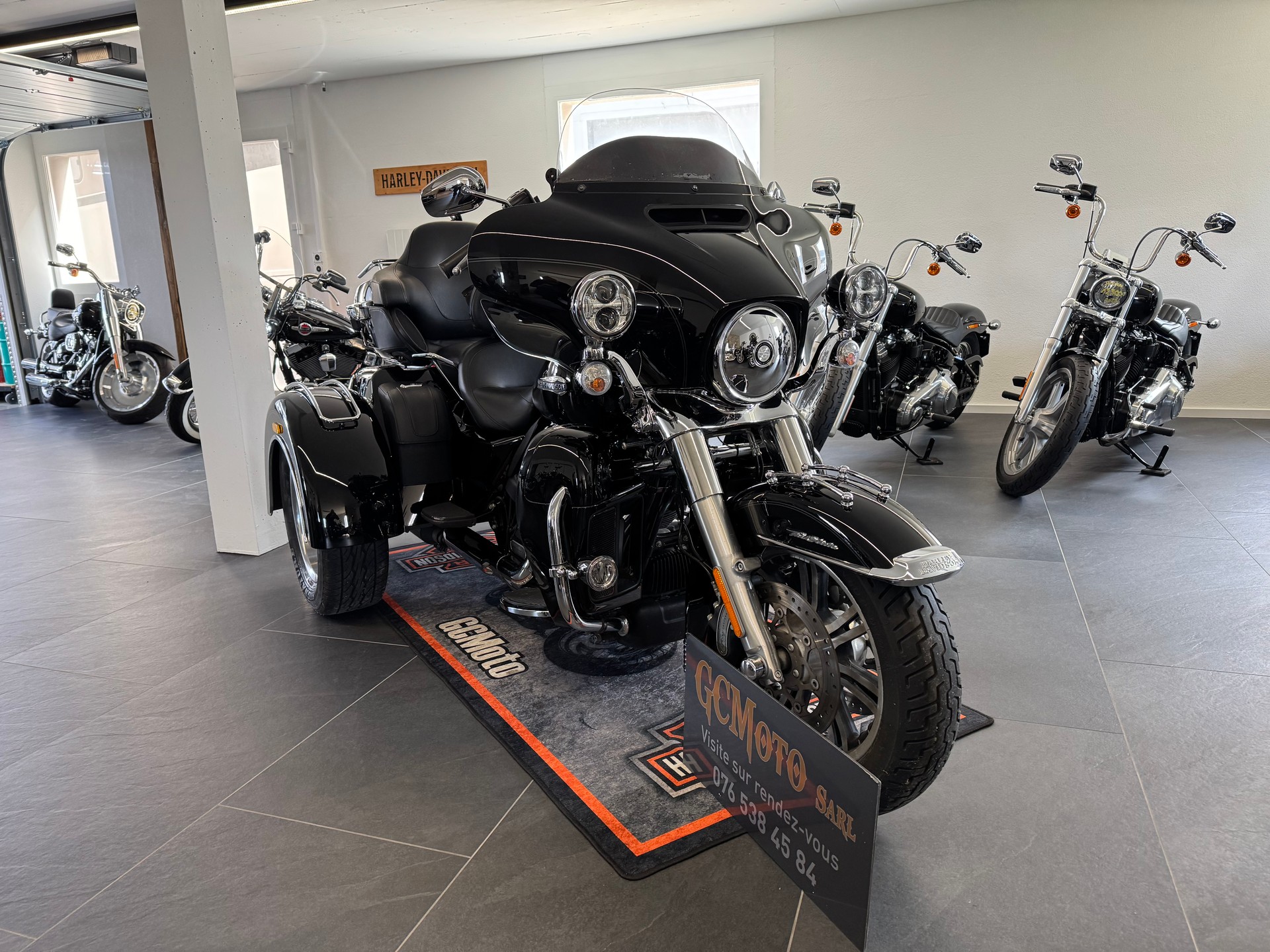 HARLEY-DAVIDSON FLHTCUTG Tri Glide Ultra-showroom-element-3