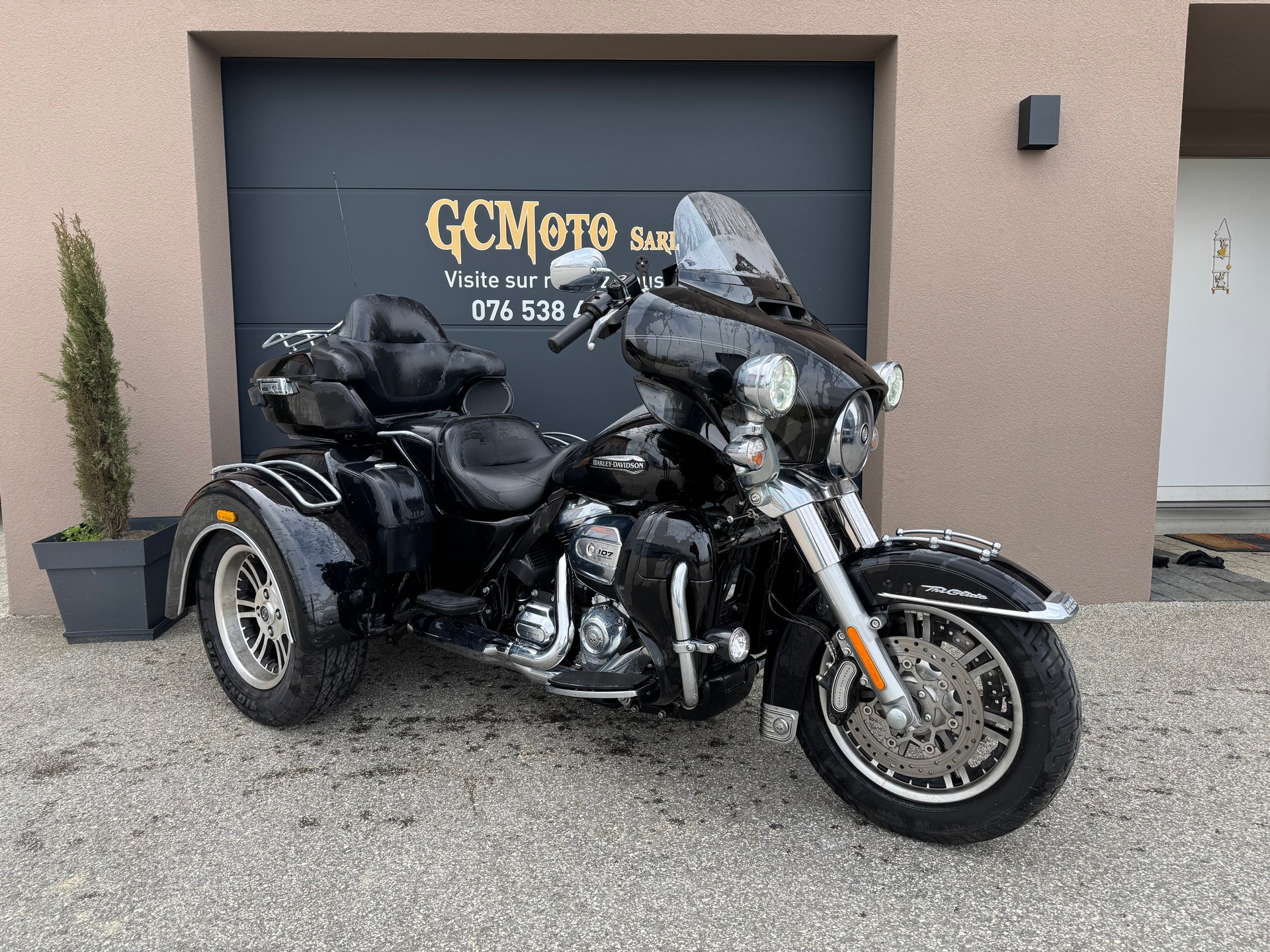 HARLEY-DAVIDSON FLHTCUTG Tri Glide Ultra-showroom-element-1