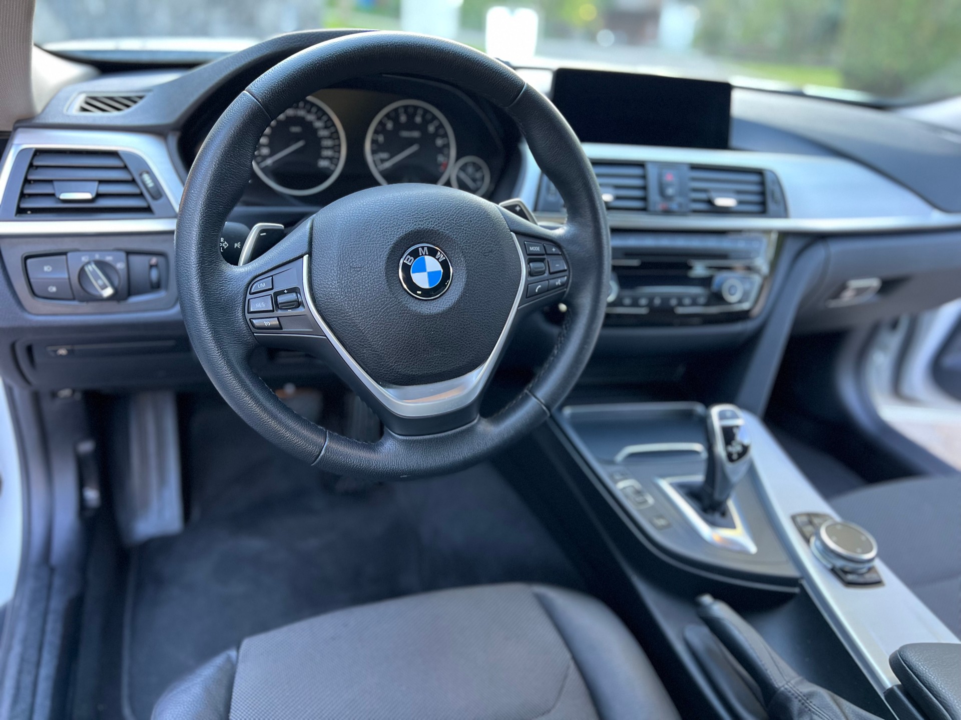 BMW 320i xDrive Touring Steptronic-image-12