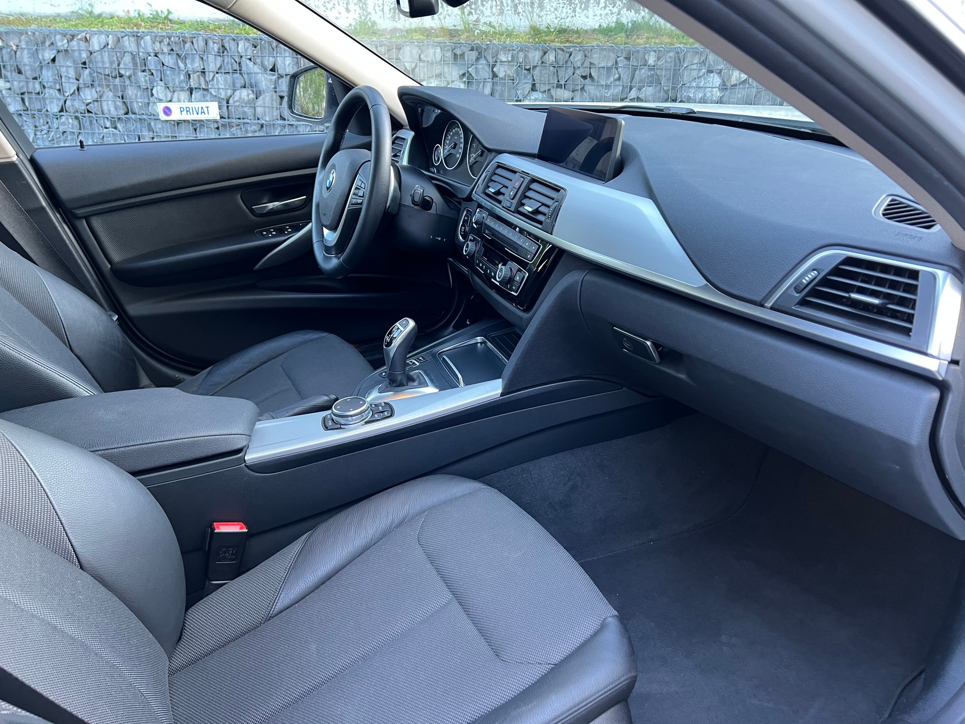 BMW 320i xDrive Touring Steptronic-image-14