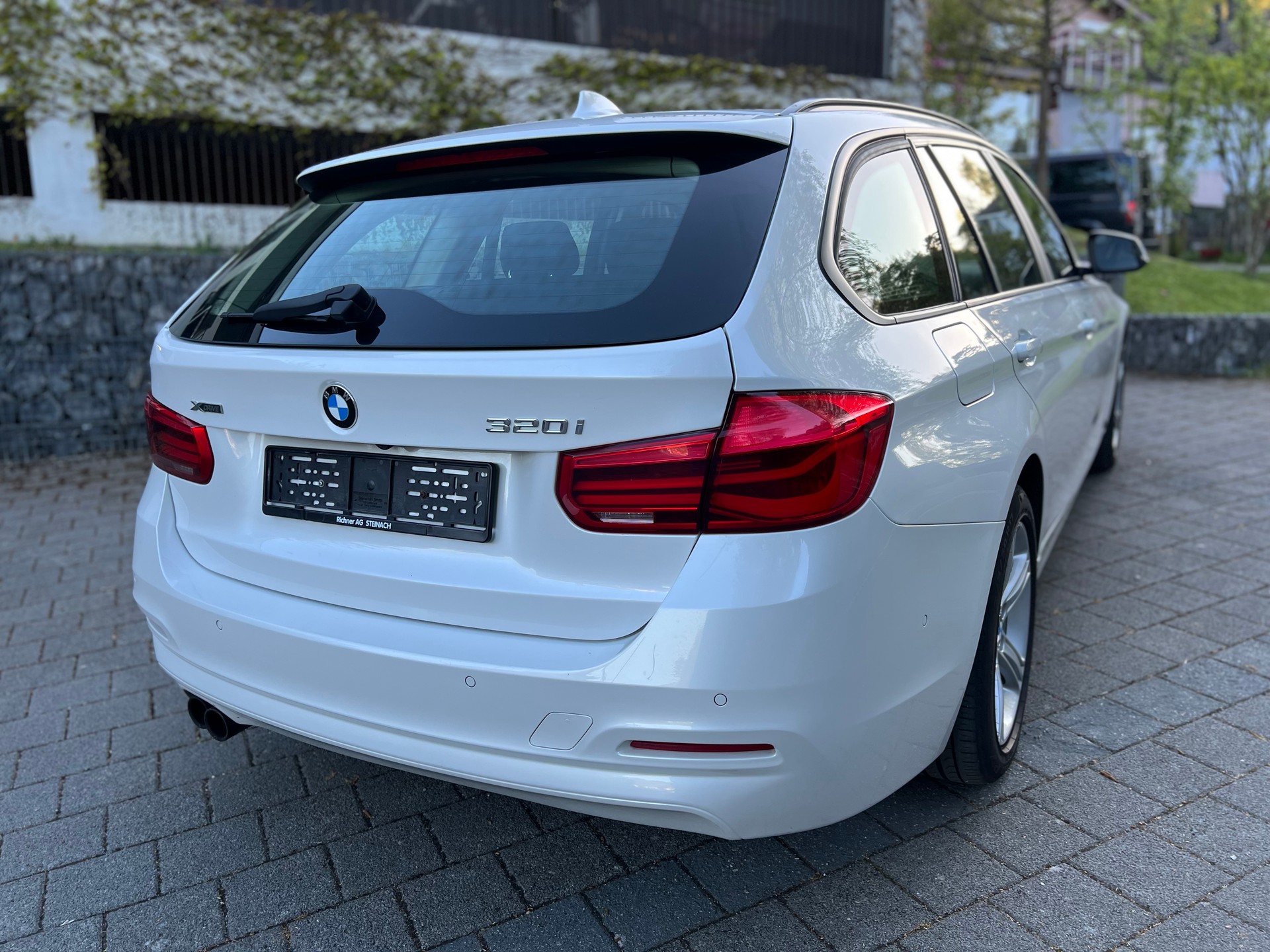 BMW 320i xDrive Touring Steptronic-image-1