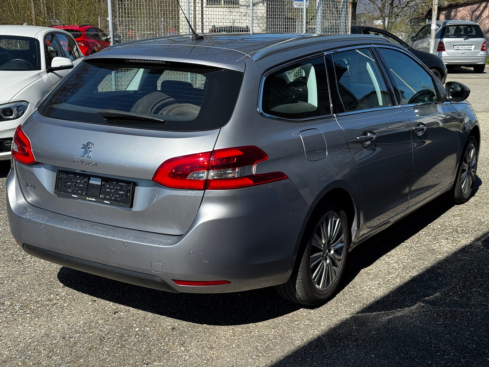 PEUGEOT 308 SW 1.2 Pure Tech Allure-image-3