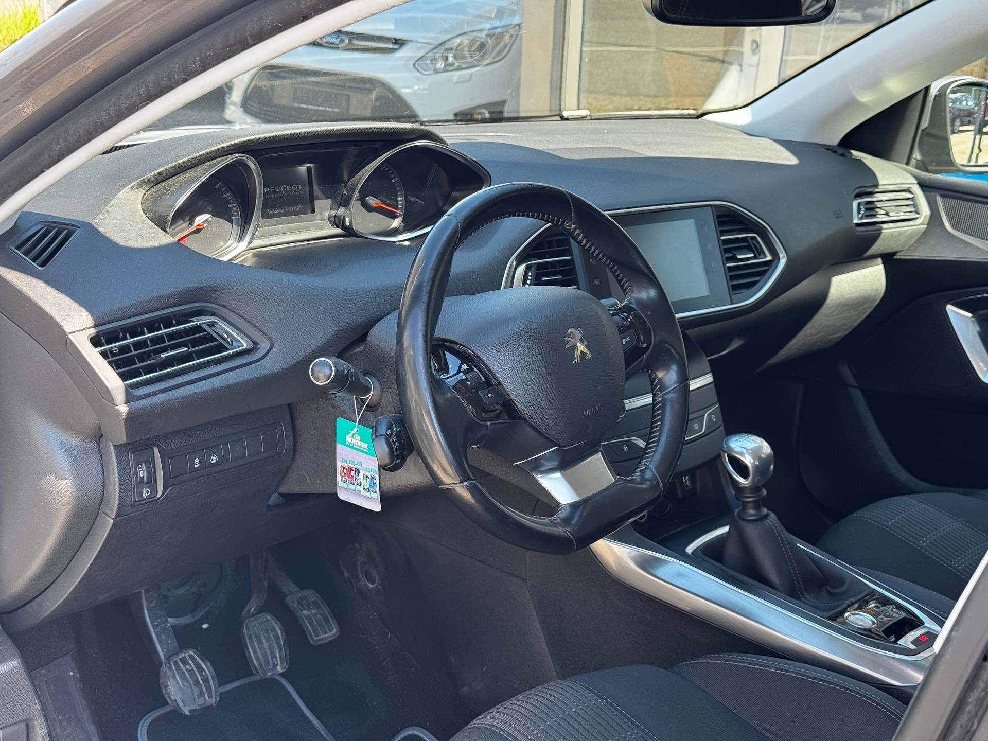 PEUGEOT 308 SW 1.2 Pure Tech Allure-image-8