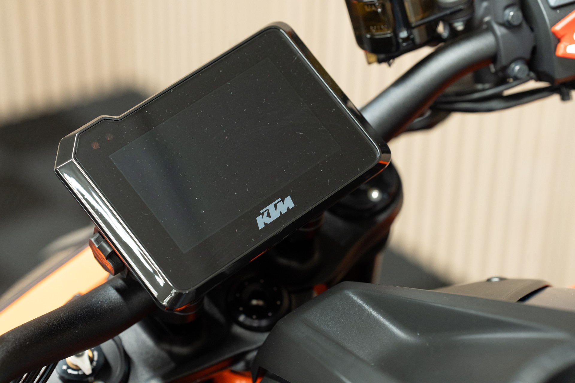 KTM 1290 Super Duke R-showroom-element-2