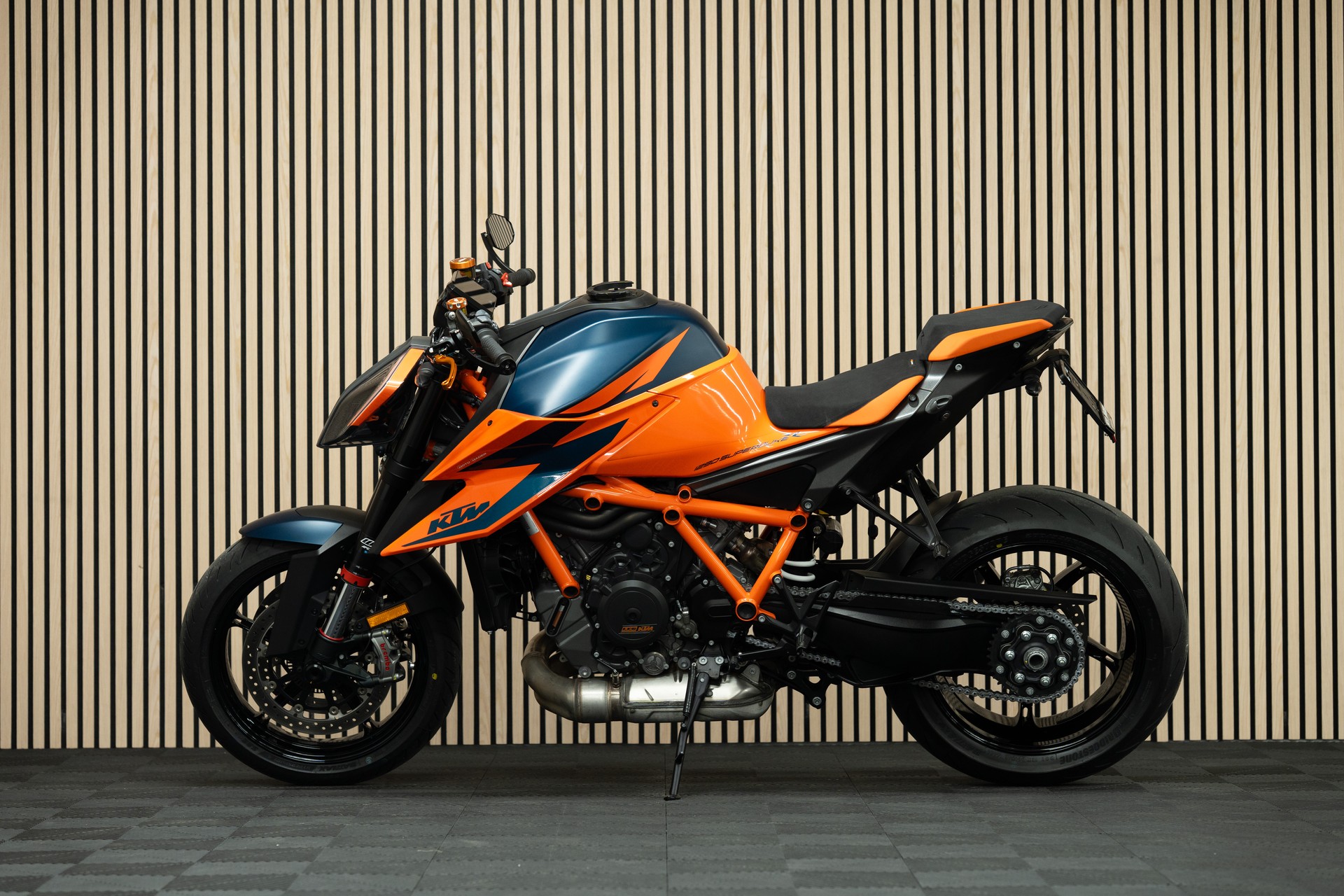 KTM 1290 Super Duke R-showroom-element-1