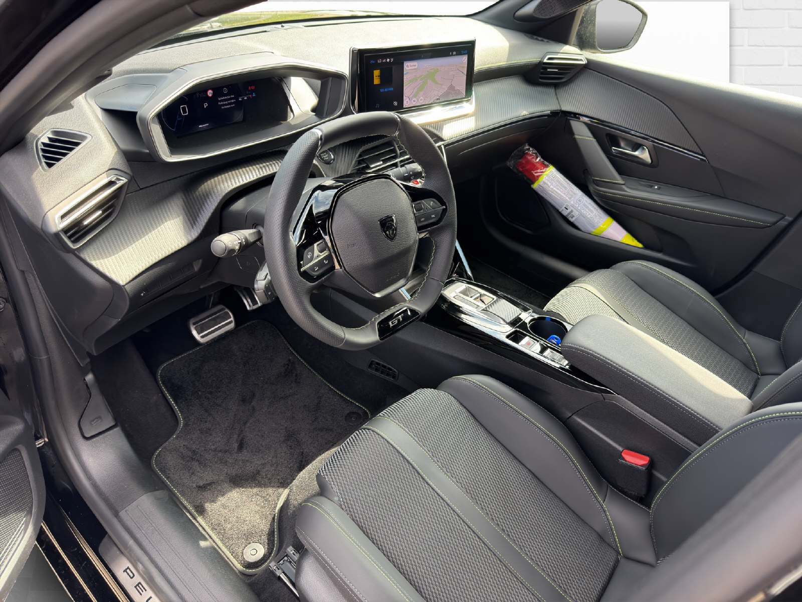 PEUGEOT 208 1.2 Hybrid 145 GT-image-6