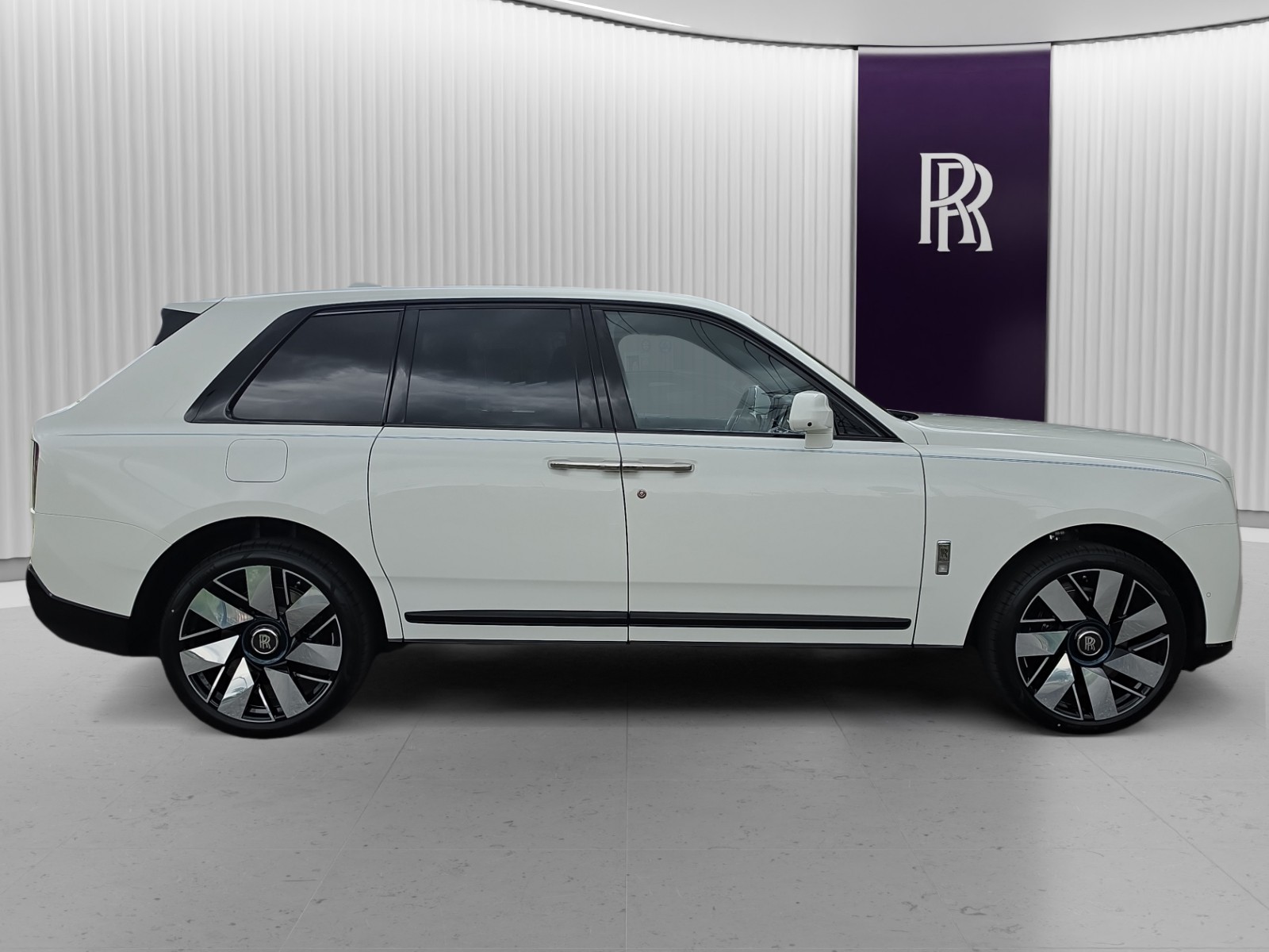 ROLLS-ROYCE Cullinan Serie II - Silver Badge - Vorführwagen-showroom-element-2