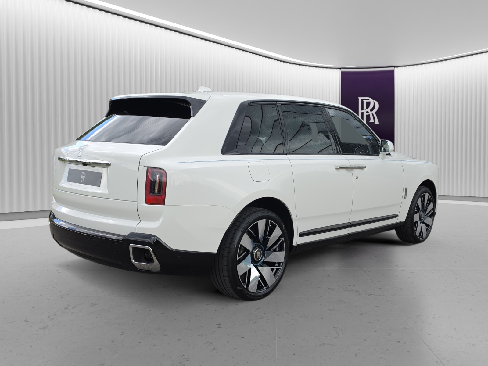 ROLLS-ROYCE Cullinan Serie II - Silver Badge - Vorführwagen-showroom-element-1