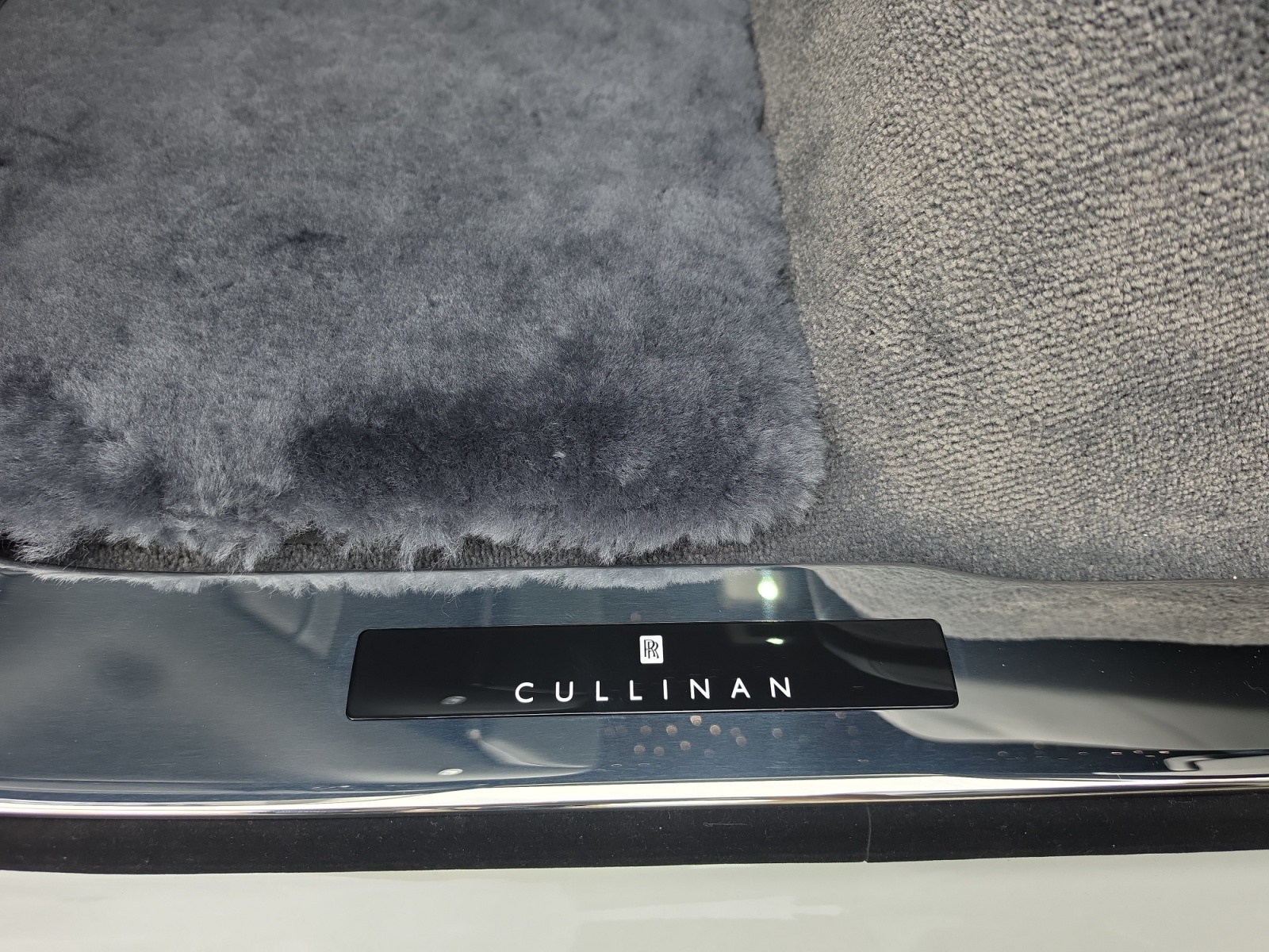 ROLLS-ROYCE Cullinan Serie II - Silver Badge - Vorführwagen-image-14