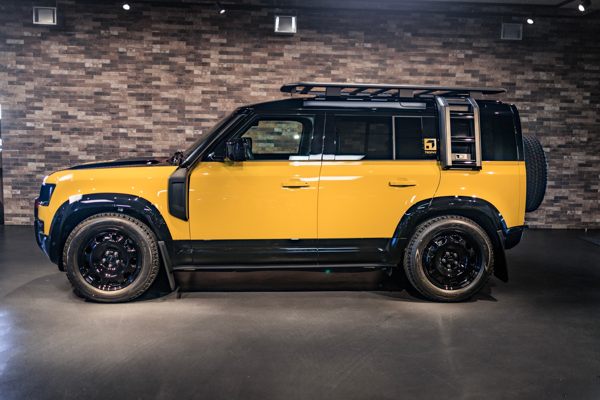 LAND ROVER Defender 110 3.0 D I6 350 Trophy Edition Yellow AWD AT8-image-2