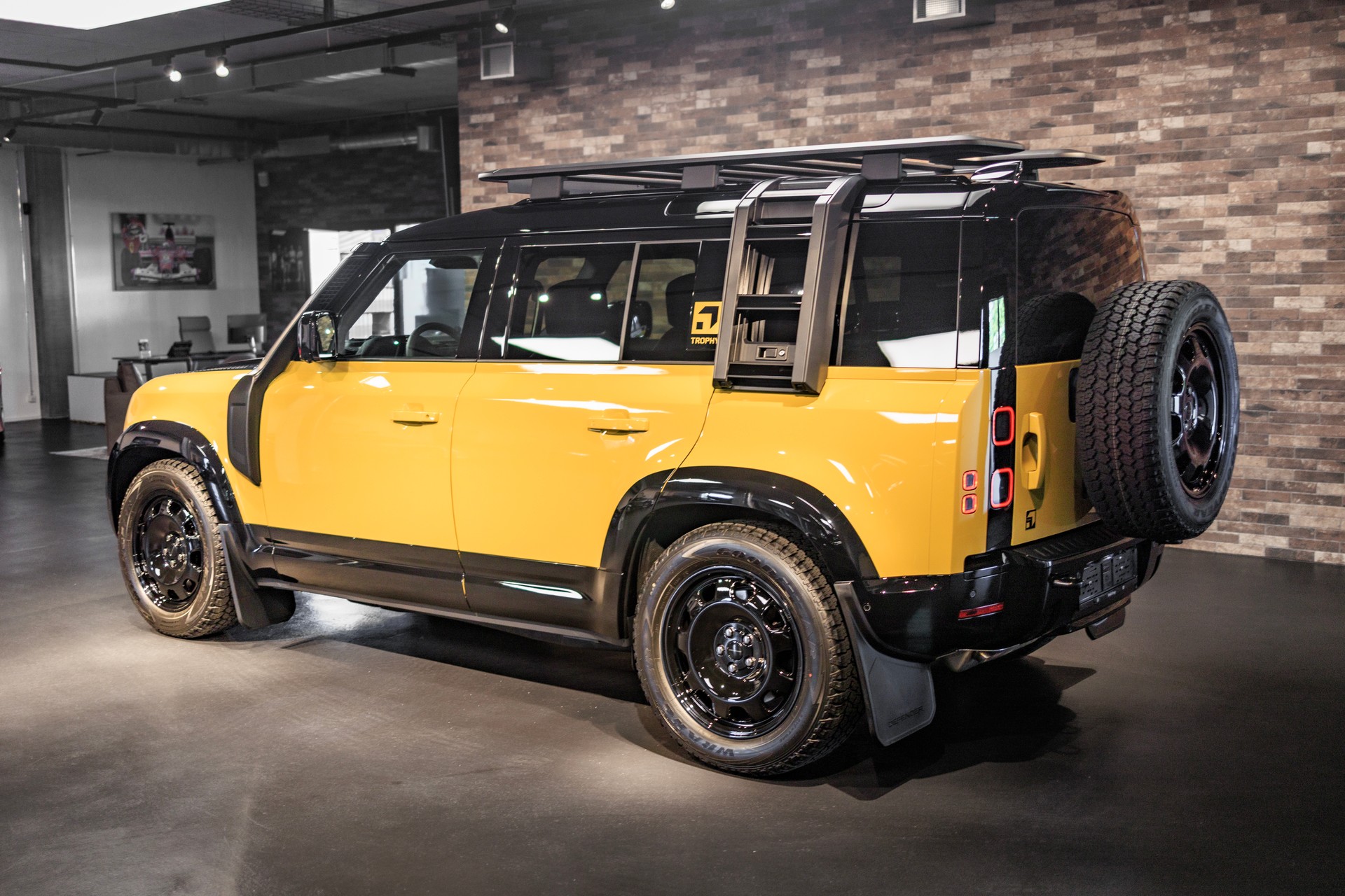 LAND ROVER Defender 110 3.0 D I6 350 Trophy Edition Yellow AWD AT8-image-3