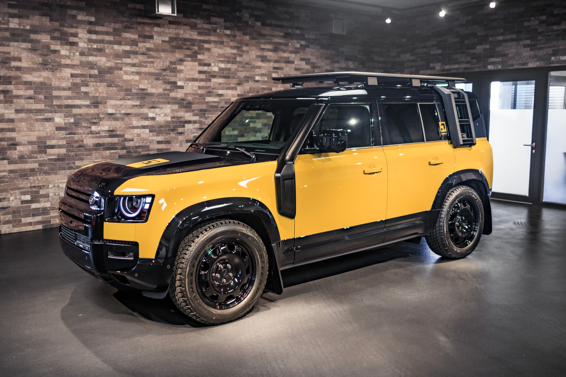 LAND ROVER Defender 110 3.0 D I6 350 Trophy Edition Yellow AWD AT8-image-1