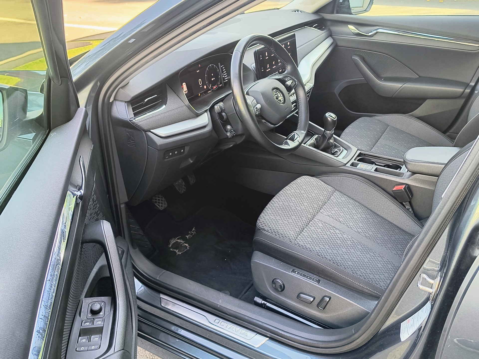 SKODA Octavia Combi 2.0 TDI Style-image-10