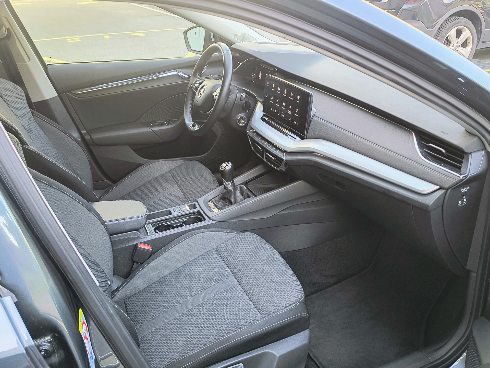 SKODA Octavia Combi 2.0 TDI Style-image-9