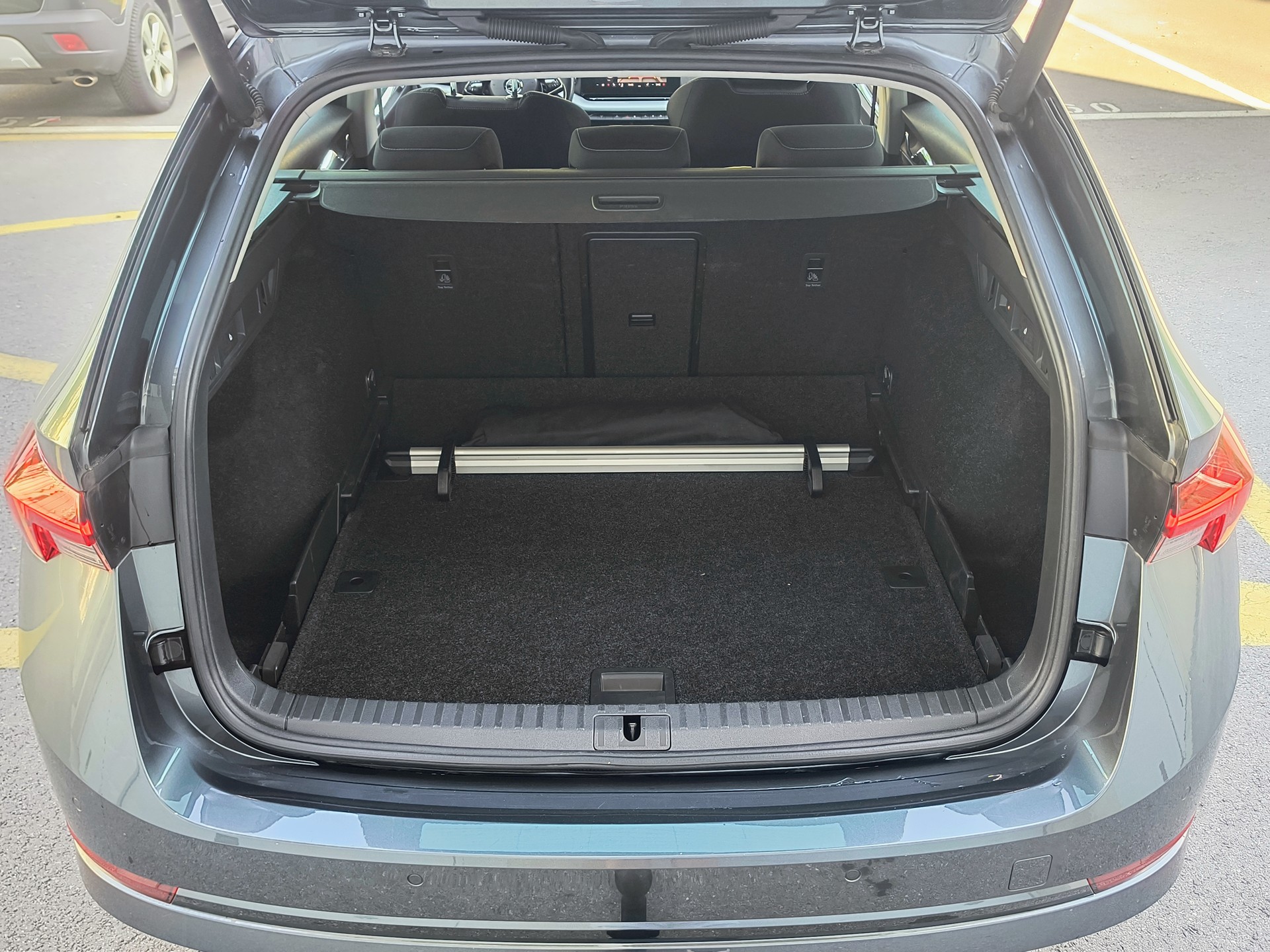 SKODA Octavia Combi 2.0 TDI Style-image-14