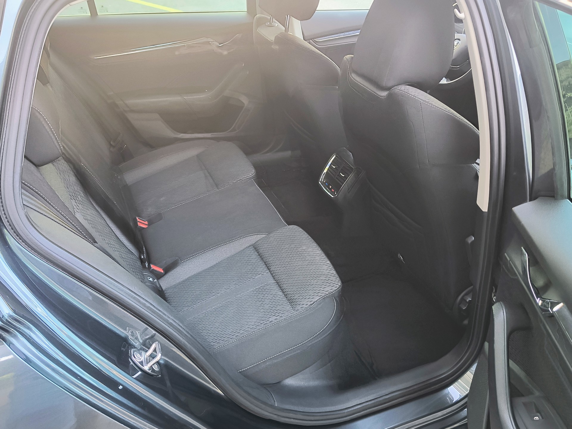 SKODA Octavia Combi 2.0 TDI Style-image-11