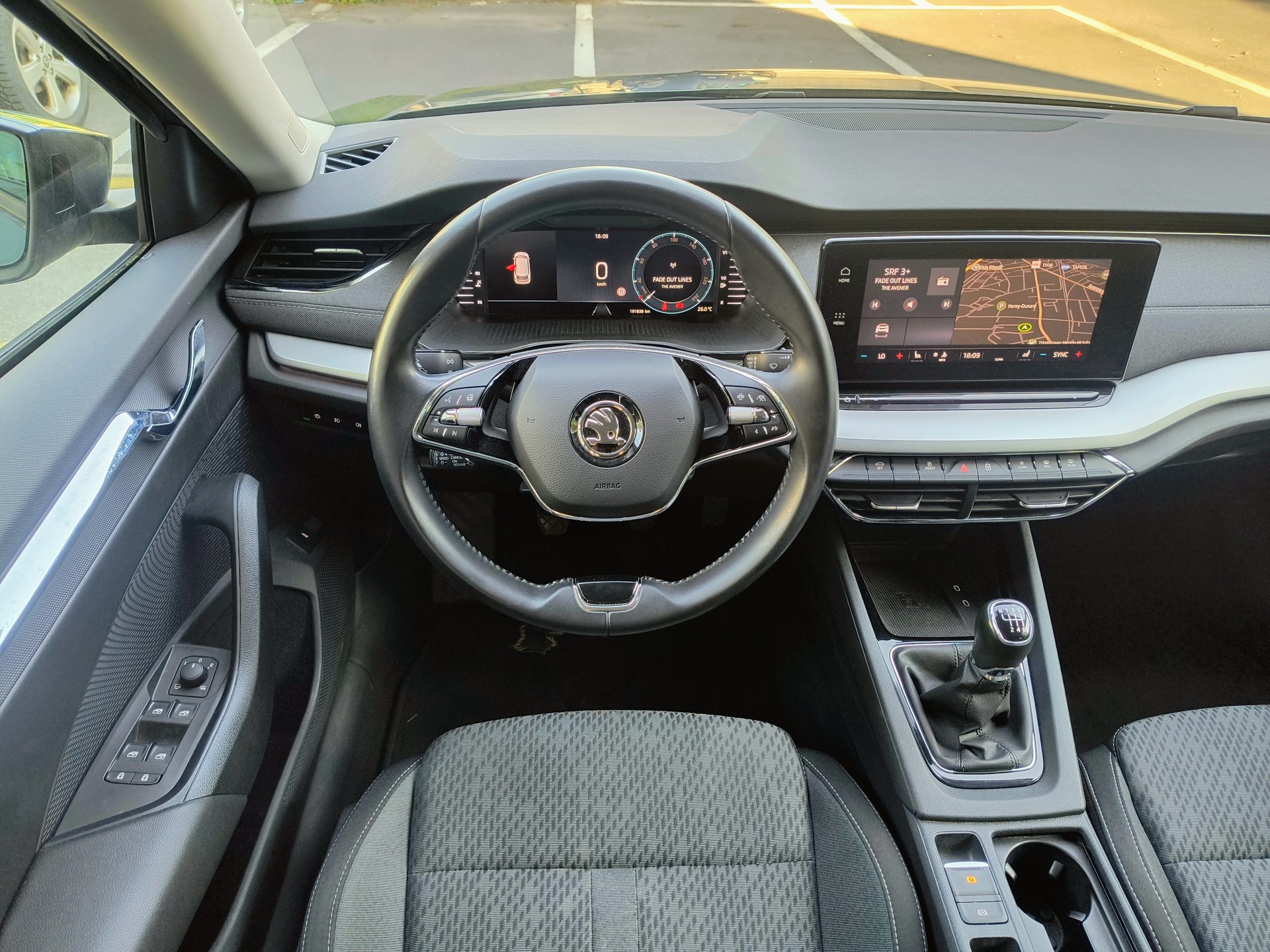 SKODA Octavia Combi 2.0 TDI Style-image-5
