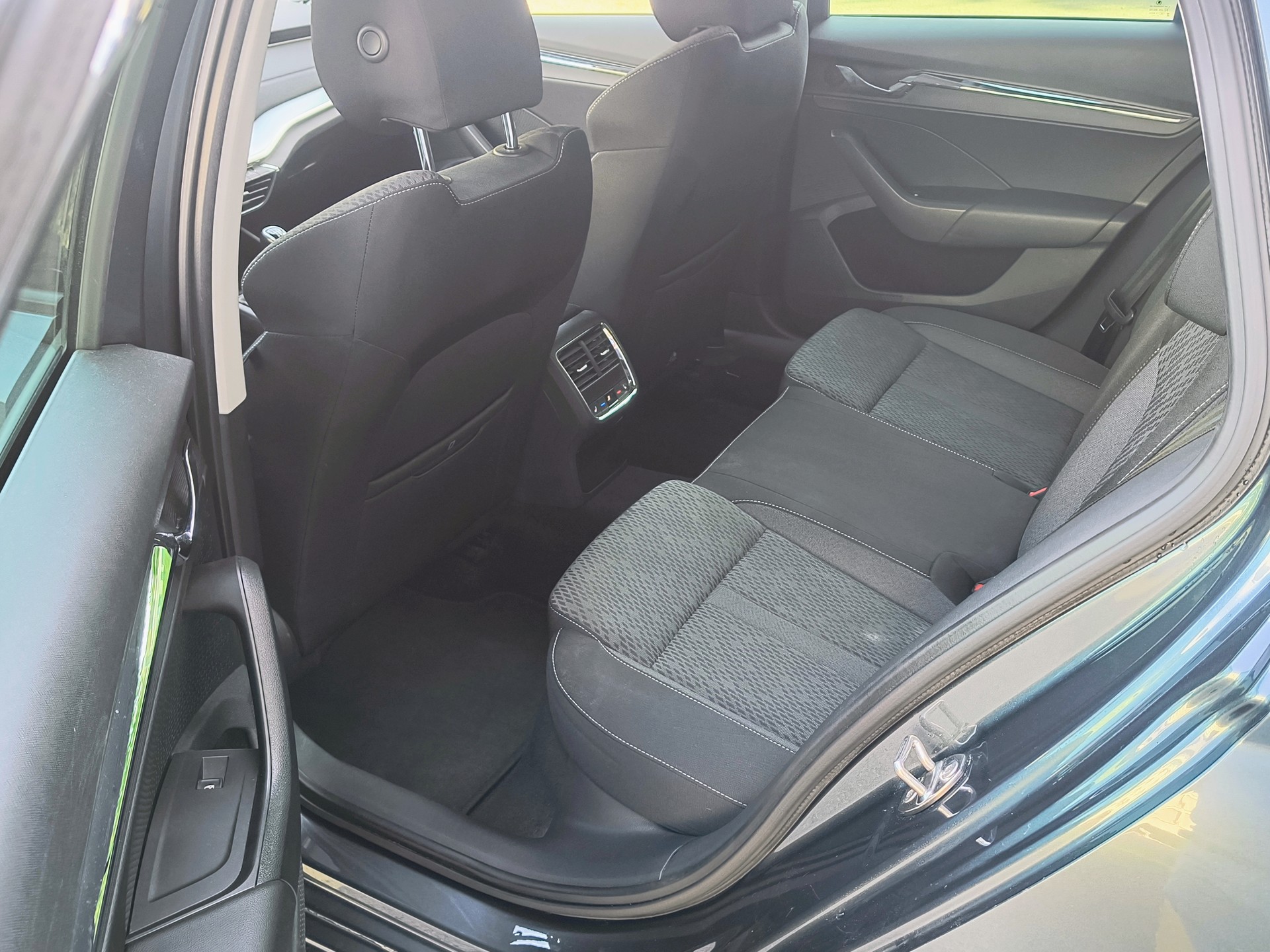 SKODA Octavia Combi 2.0 TDI Style-image-12