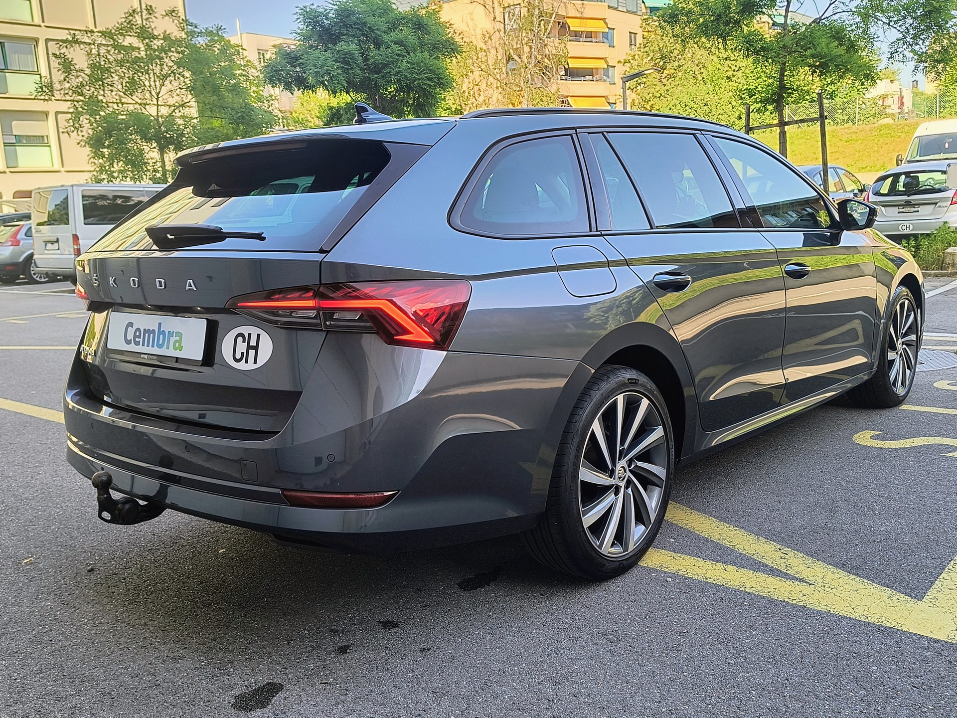 SKODA Octavia Combi 2.0 TDI Style-image-4