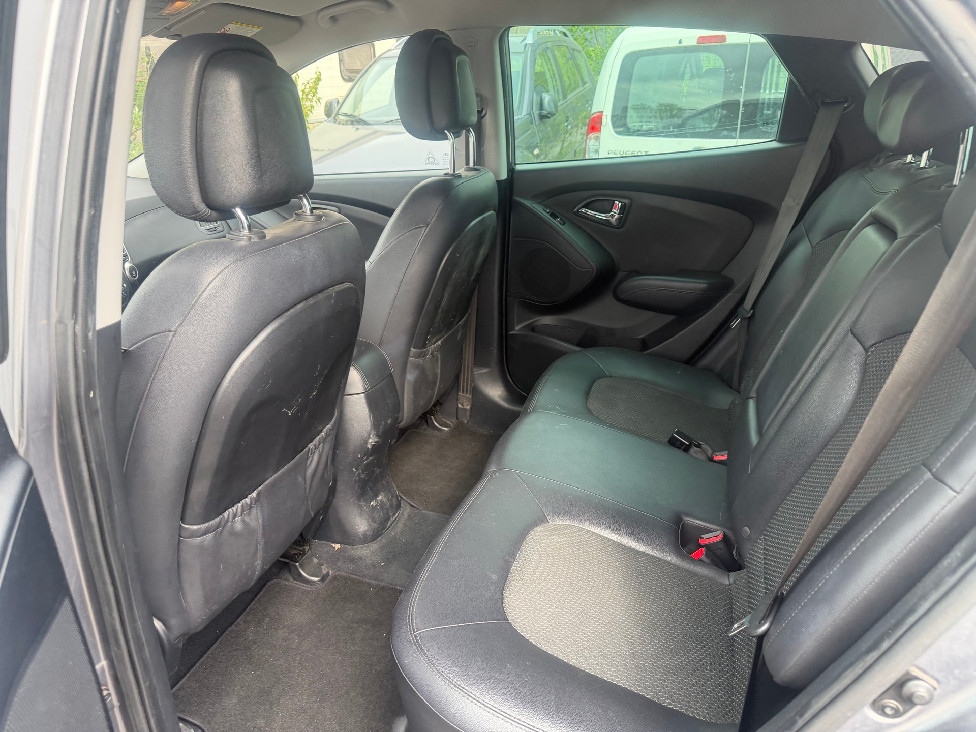 HYUNDAI iX 35 2.0 Style 4WD Automatic-image-12