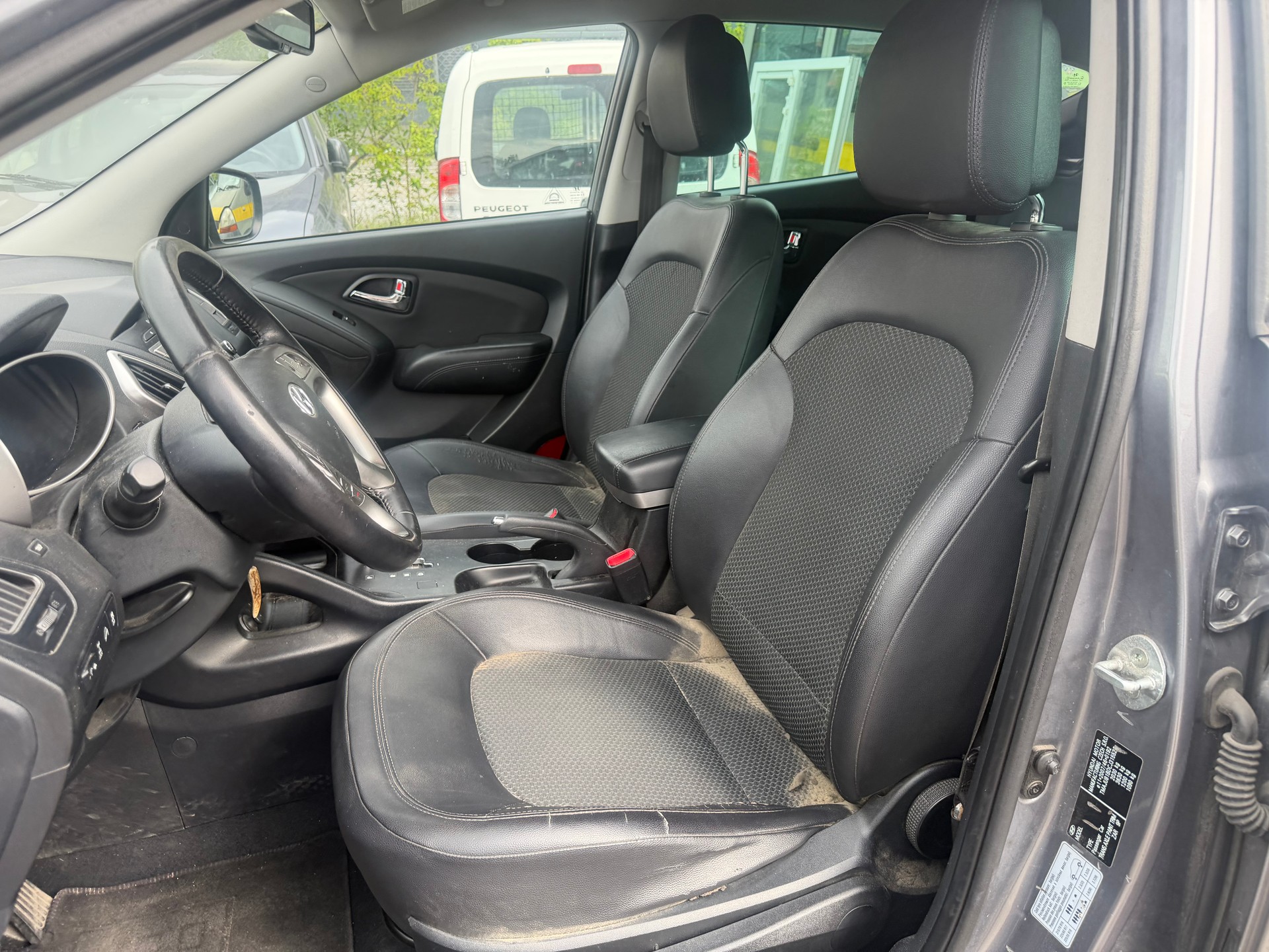 HYUNDAI iX 35 2.0 Style 4WD Automatic-image-8