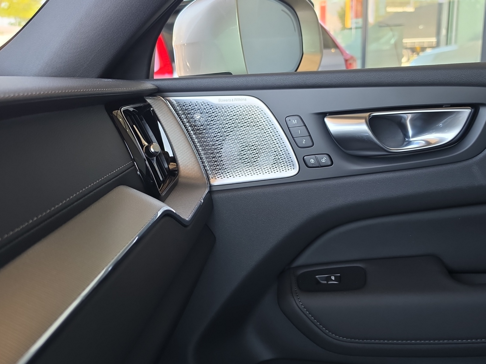VOLVO XC60 2.0 T8 TE Ultra Bright eAWD-image-12