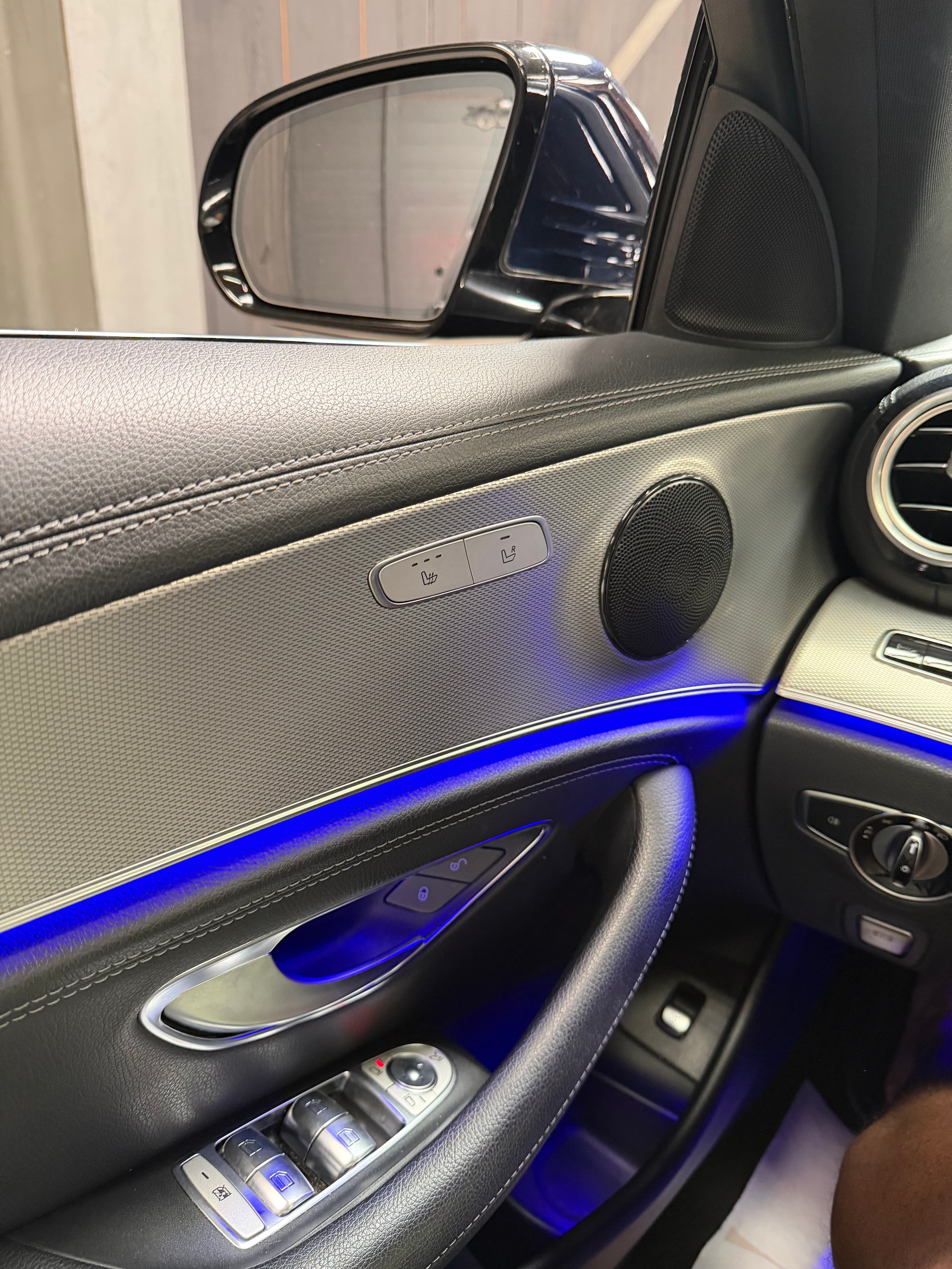 MERCEDES-BENZ E 220 d AMG Line 9G-Tronic-image-15