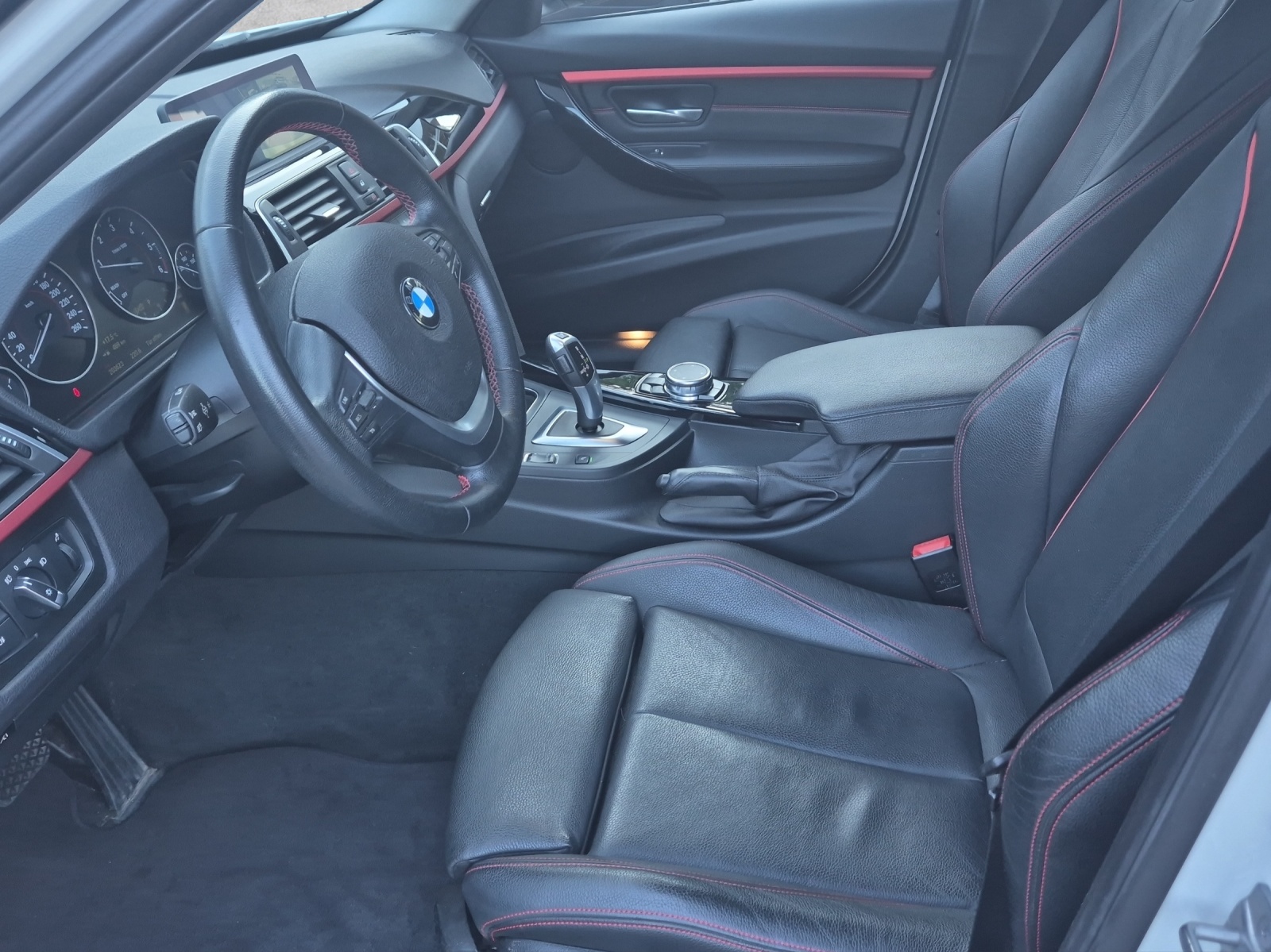 BMW 320d xDrive Touring Sport Line Steptronic-image-4