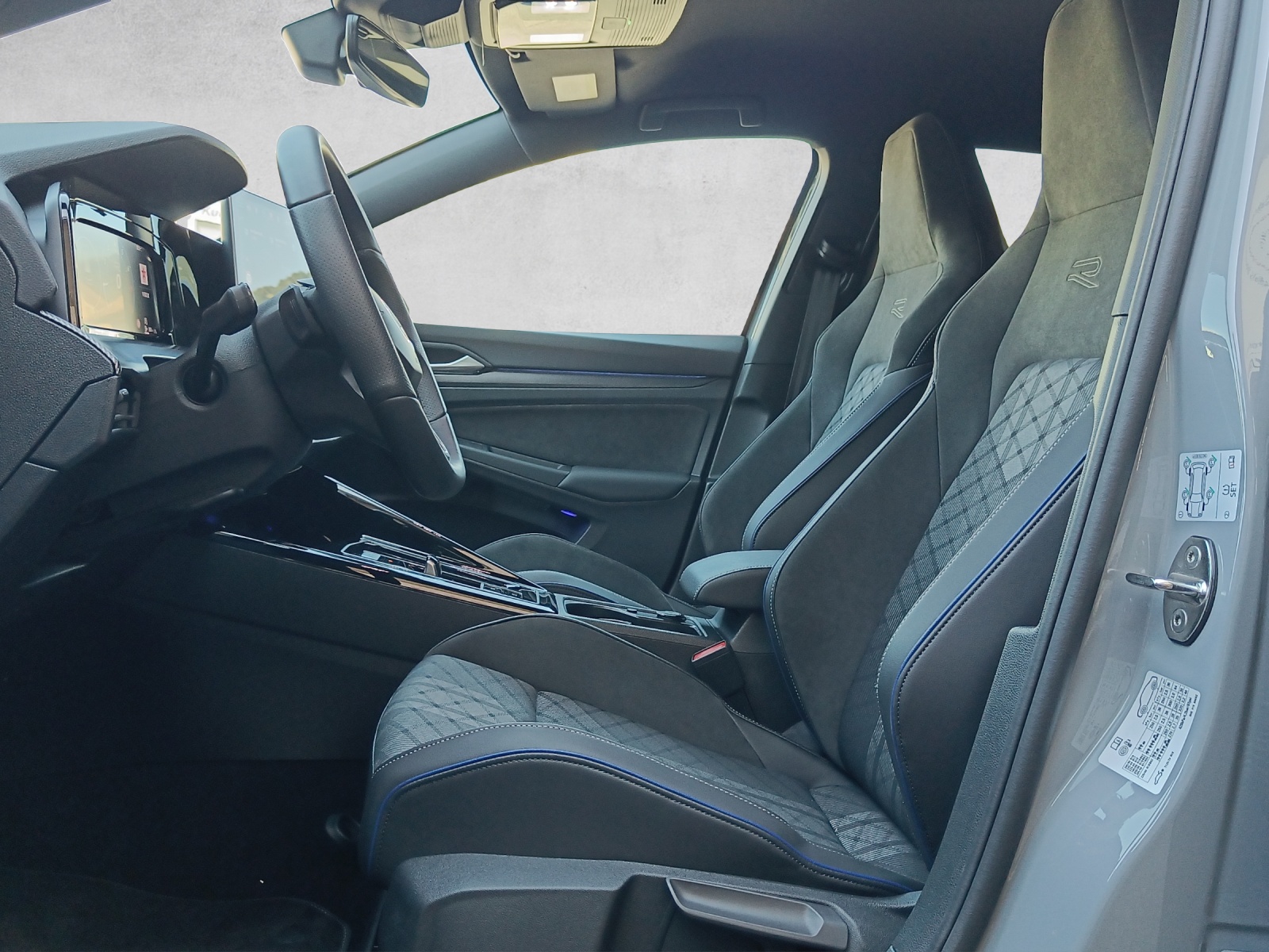 VW Golf VIII Variant 1.5 eTSI R-Line DSG*8-Fach Räder*AHK*-image-8