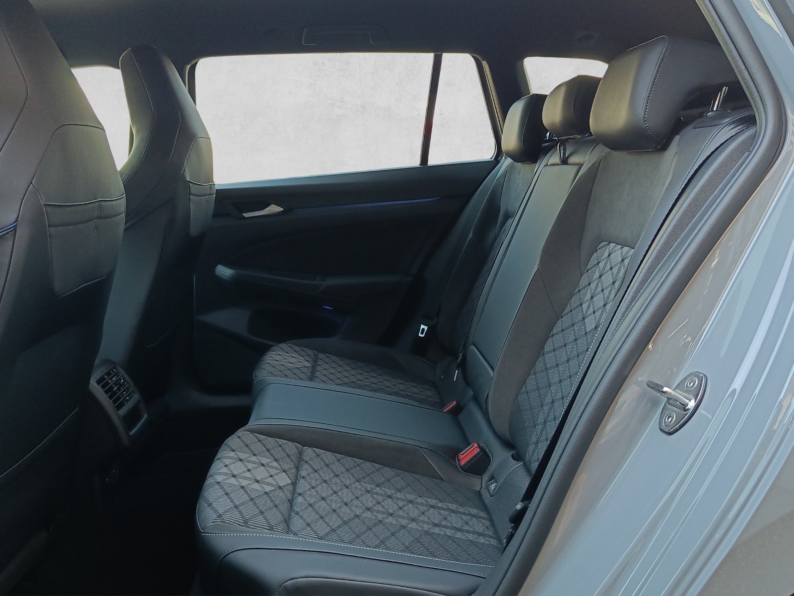 VW Golf VIII Variant 1.5 eTSI R-Line DSG*8-Fach Räder*AHK*-image-14