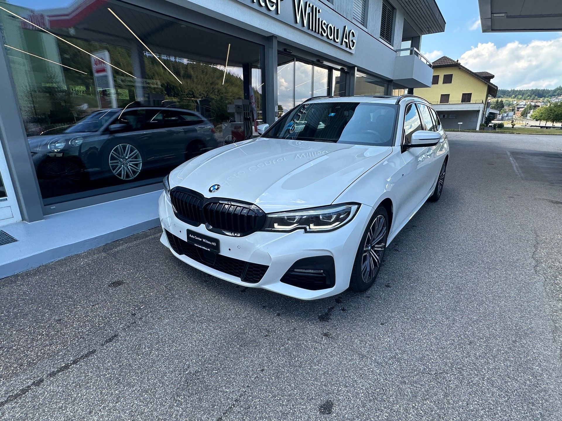 BMW 330i Touring xDrive Steptronic M Sport-image-1