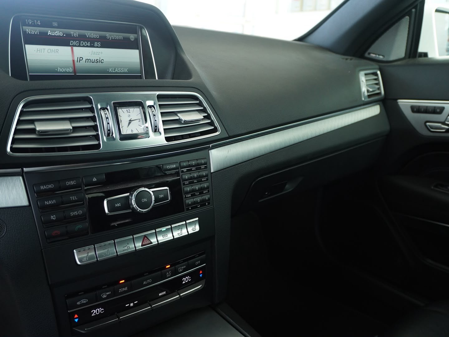 MERCEDES-BENZ E 300 7G-Tronic AMG Line-image-9