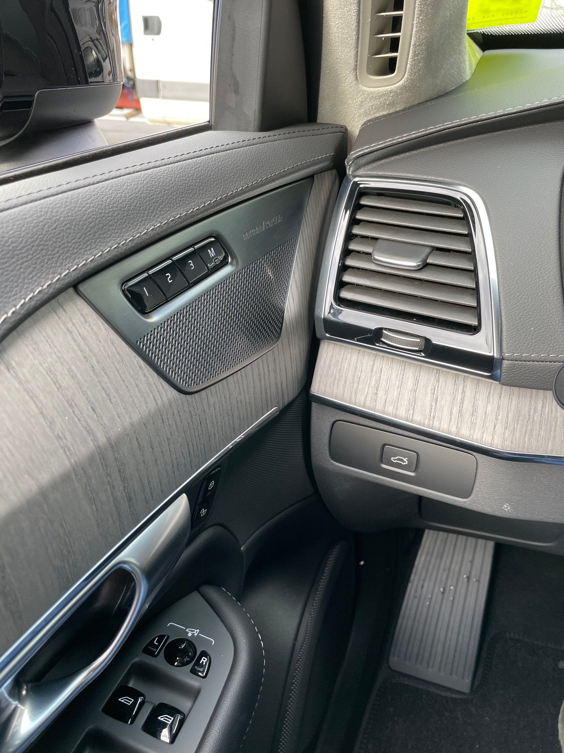 VOLVO XC90 B5 Diesel Mild Hybrid AWD Ultimate Dark Geartronic - 7 Sitzer-image-25