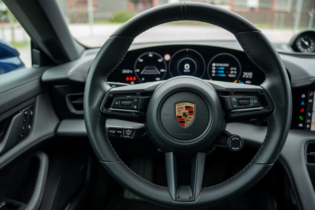 PORSCHE 4-image-3