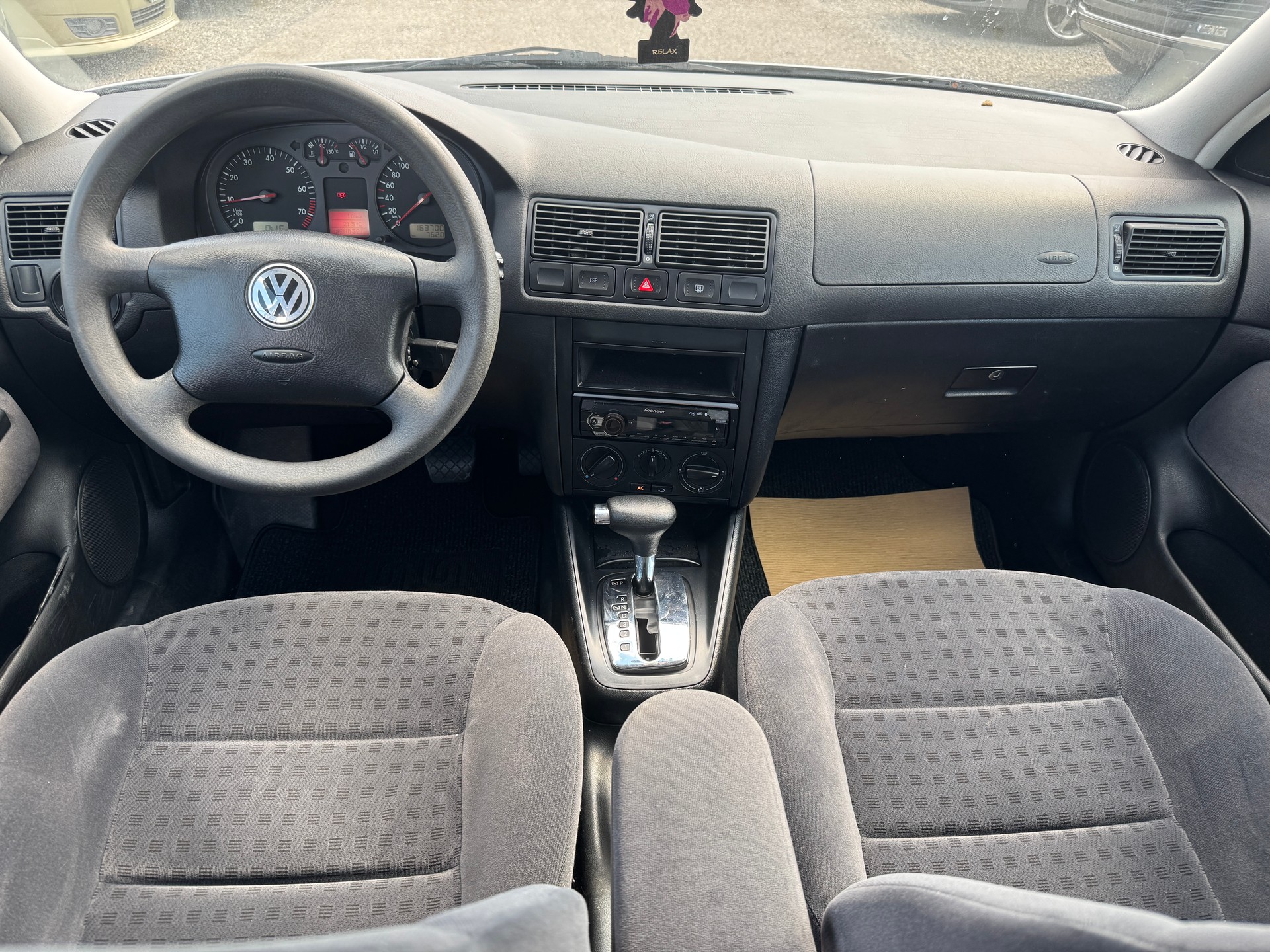 VW Golf 1.6 Trendline Automatic-image-7