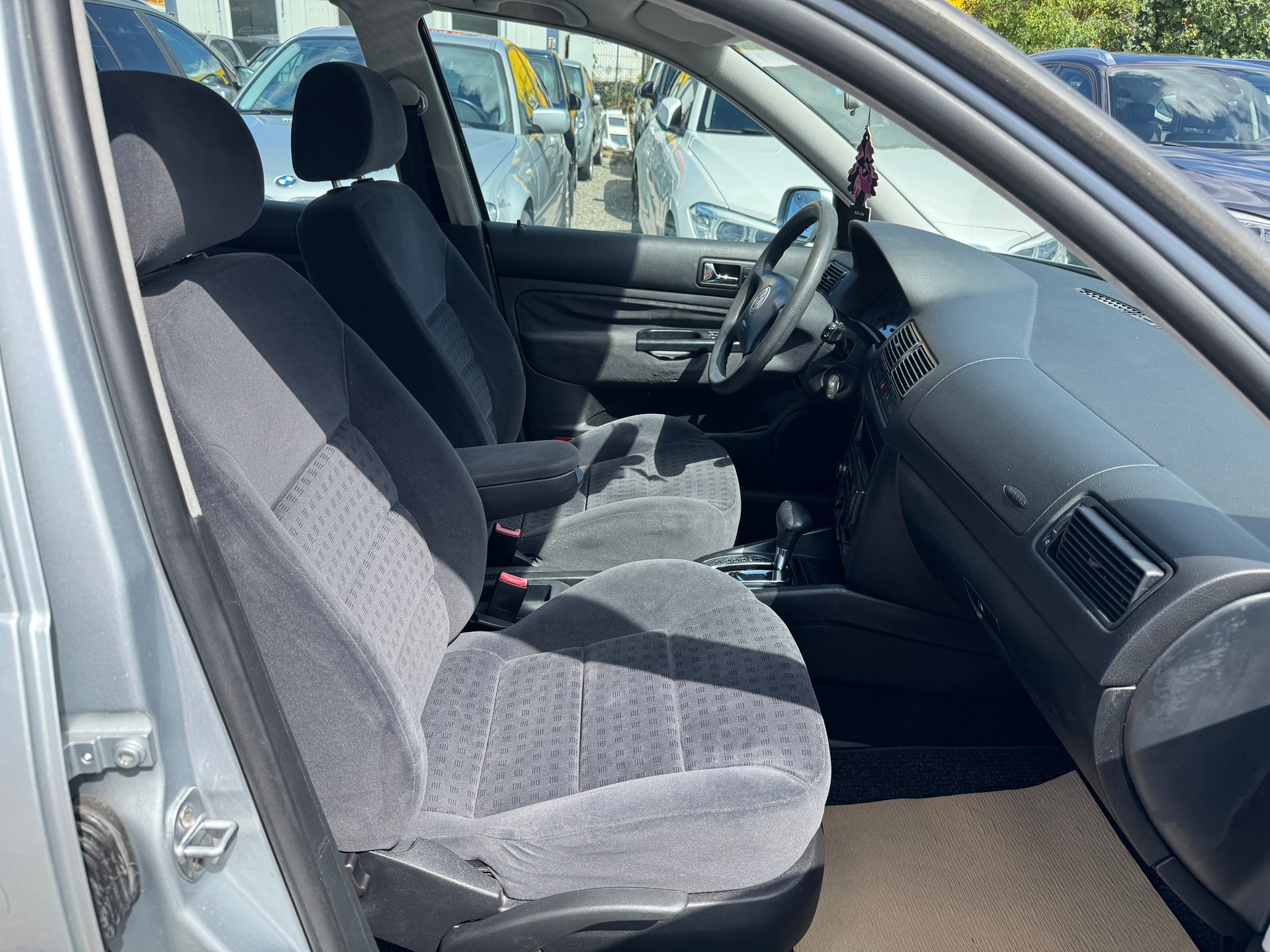 VW Golf 1.6 Trendline Automatic-image-10