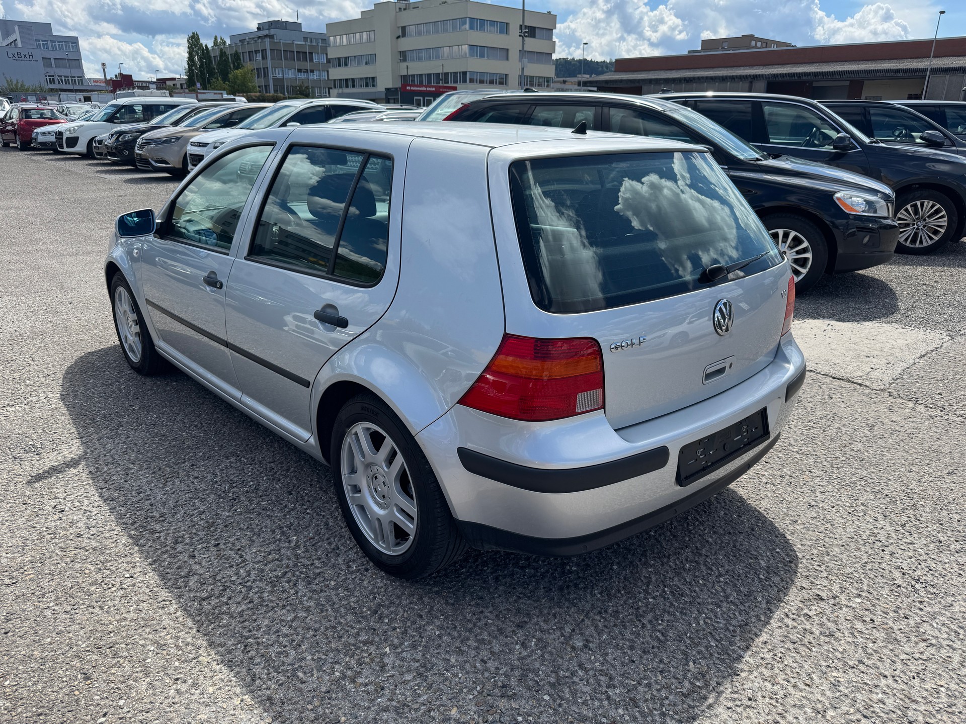 VW Golf 1.6 Trendline Automatic-image-4