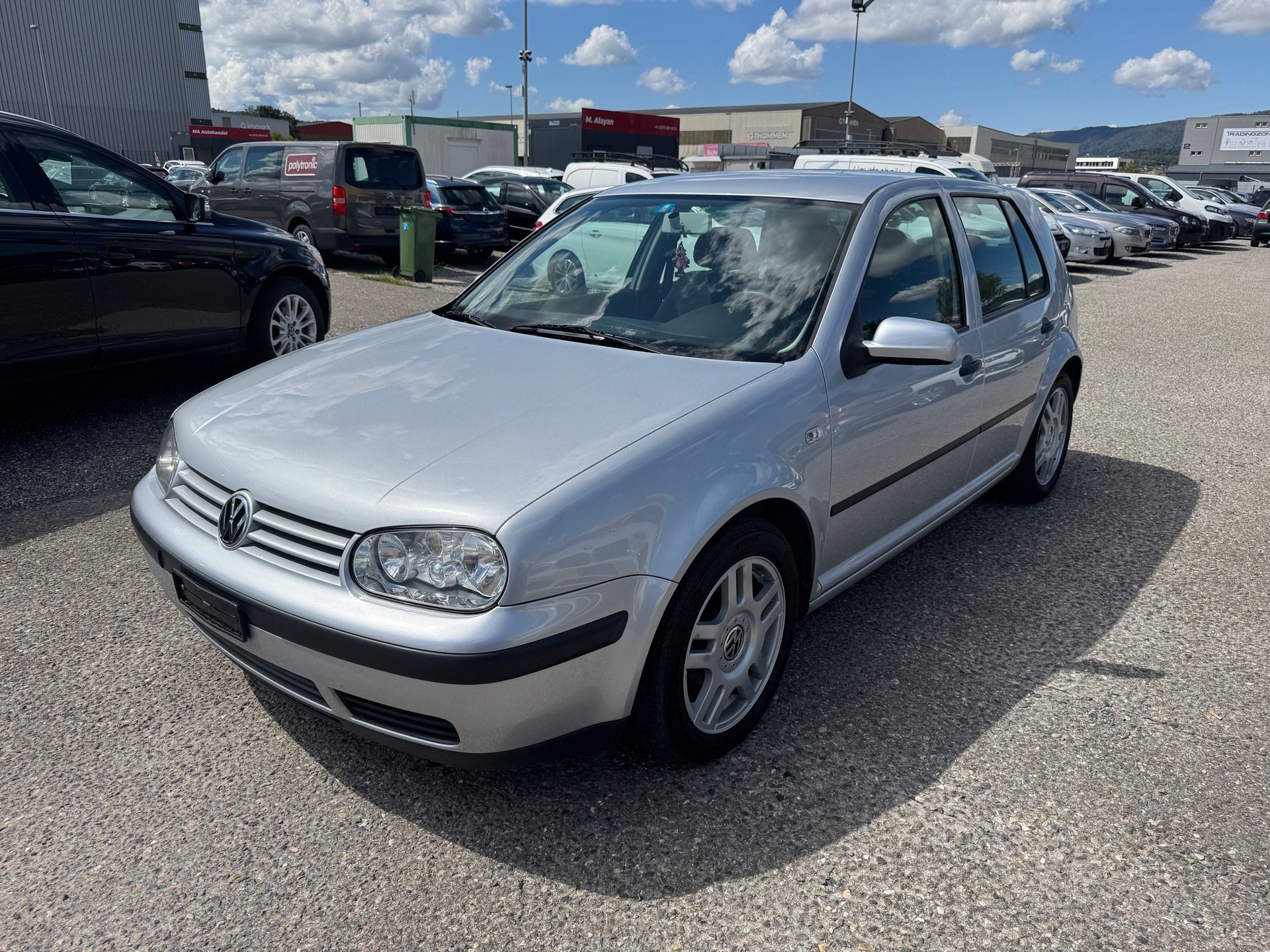 VW Golf 1.6 Trendline Automatic-image-2
