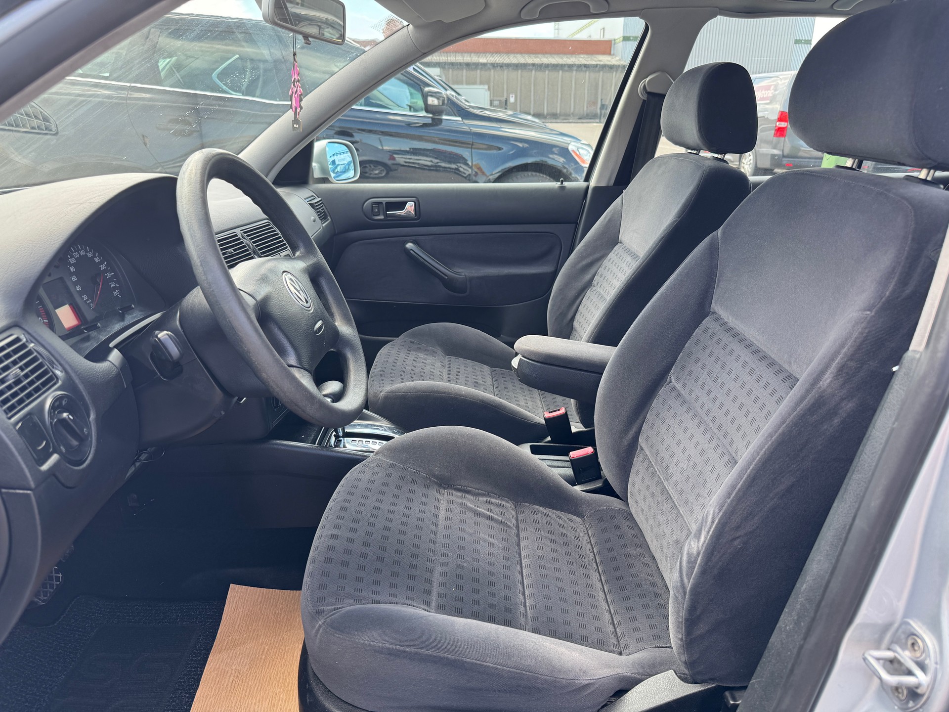 VW Golf 1.6 Trendline Automatic-image-8
