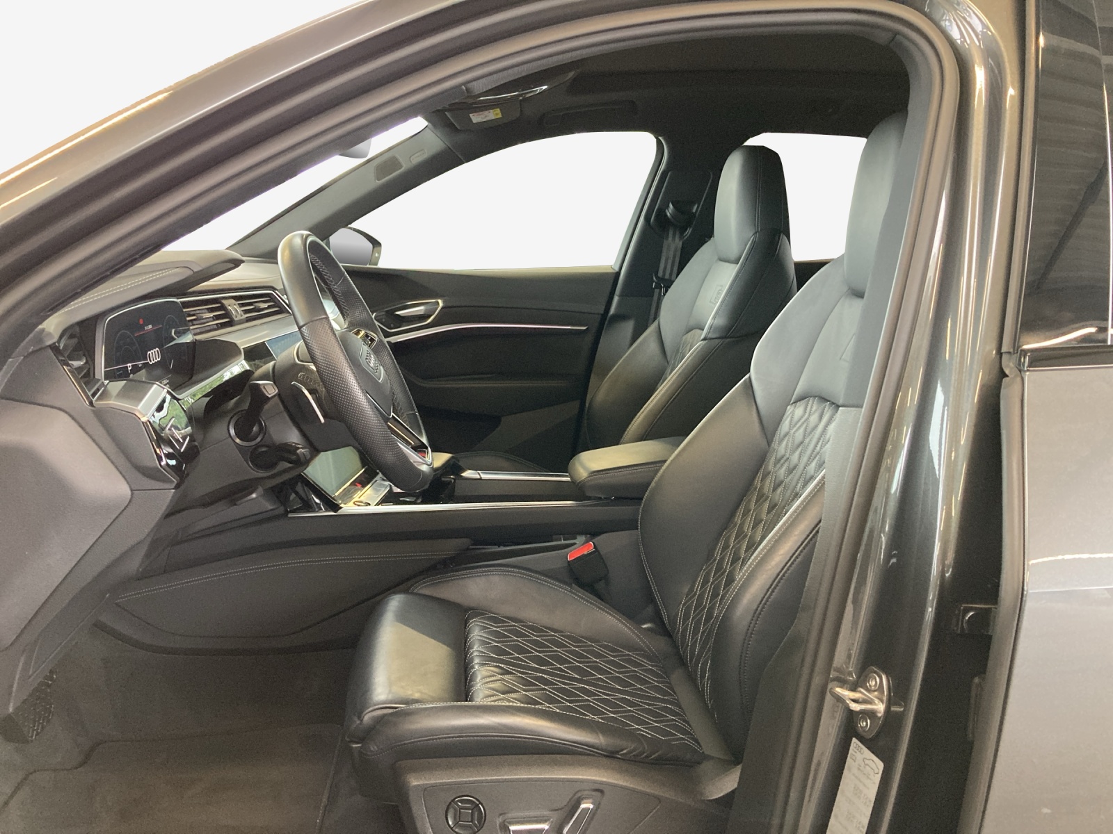 AUDI e-tron S quattro-image-7