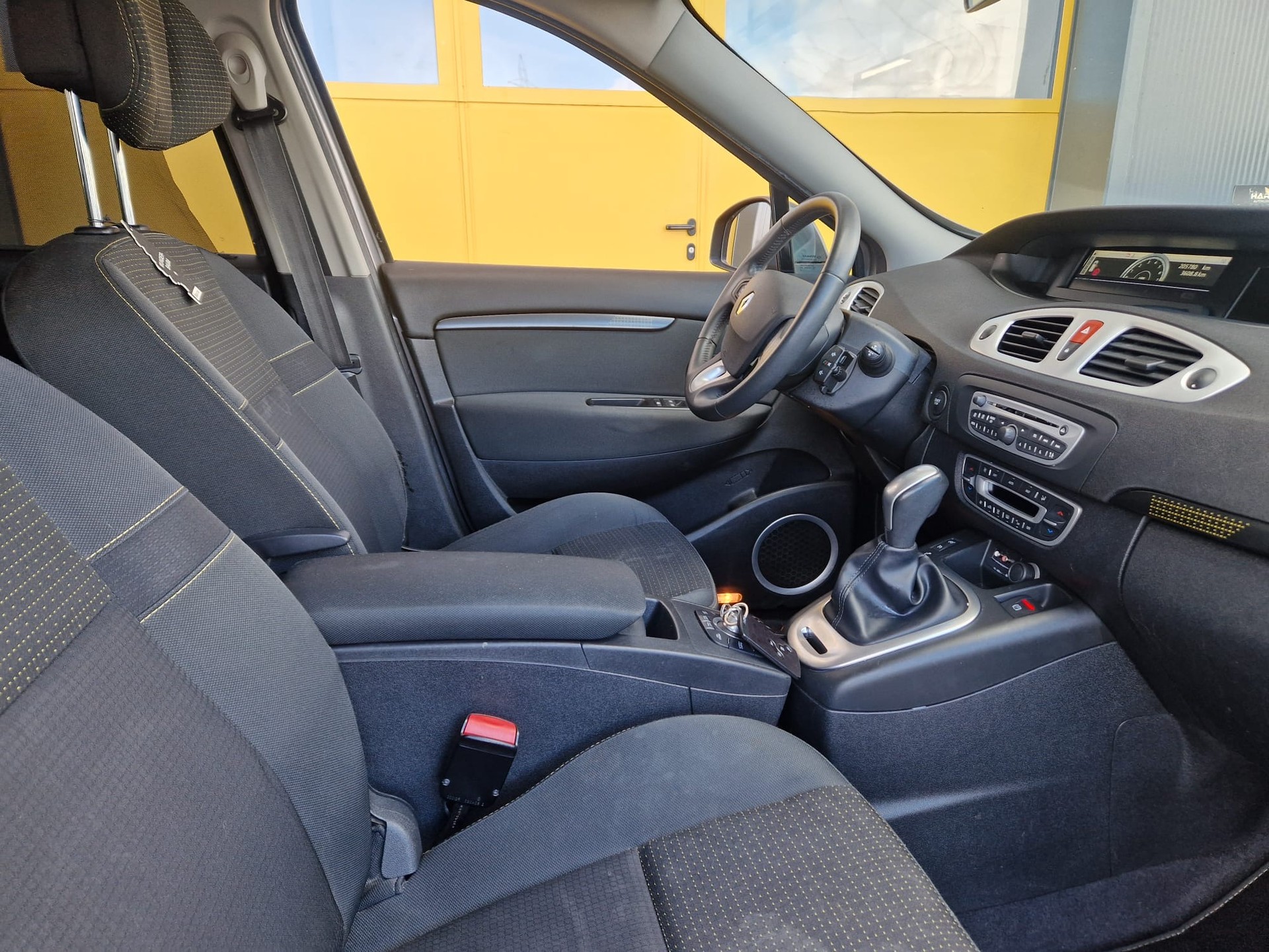 RENAULT Grand Scénic 2.0 16V Dynamique X-Tronic CVT-image-8