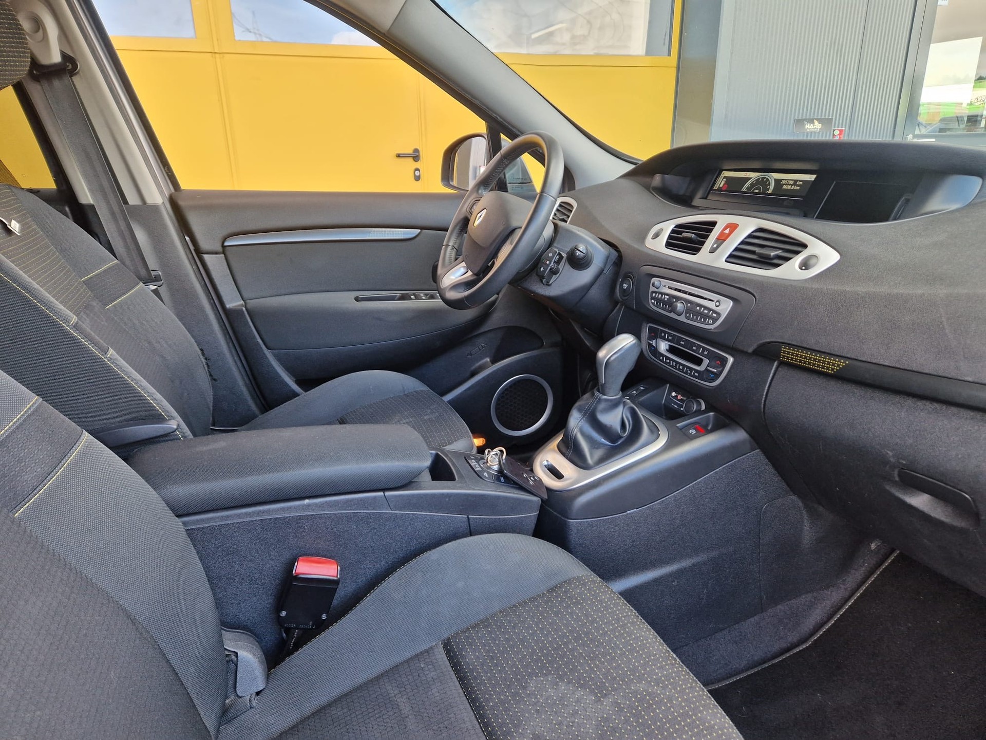 RENAULT Grand Scénic 2.0 16V Dynamique X-Tronic CVT-image-7
